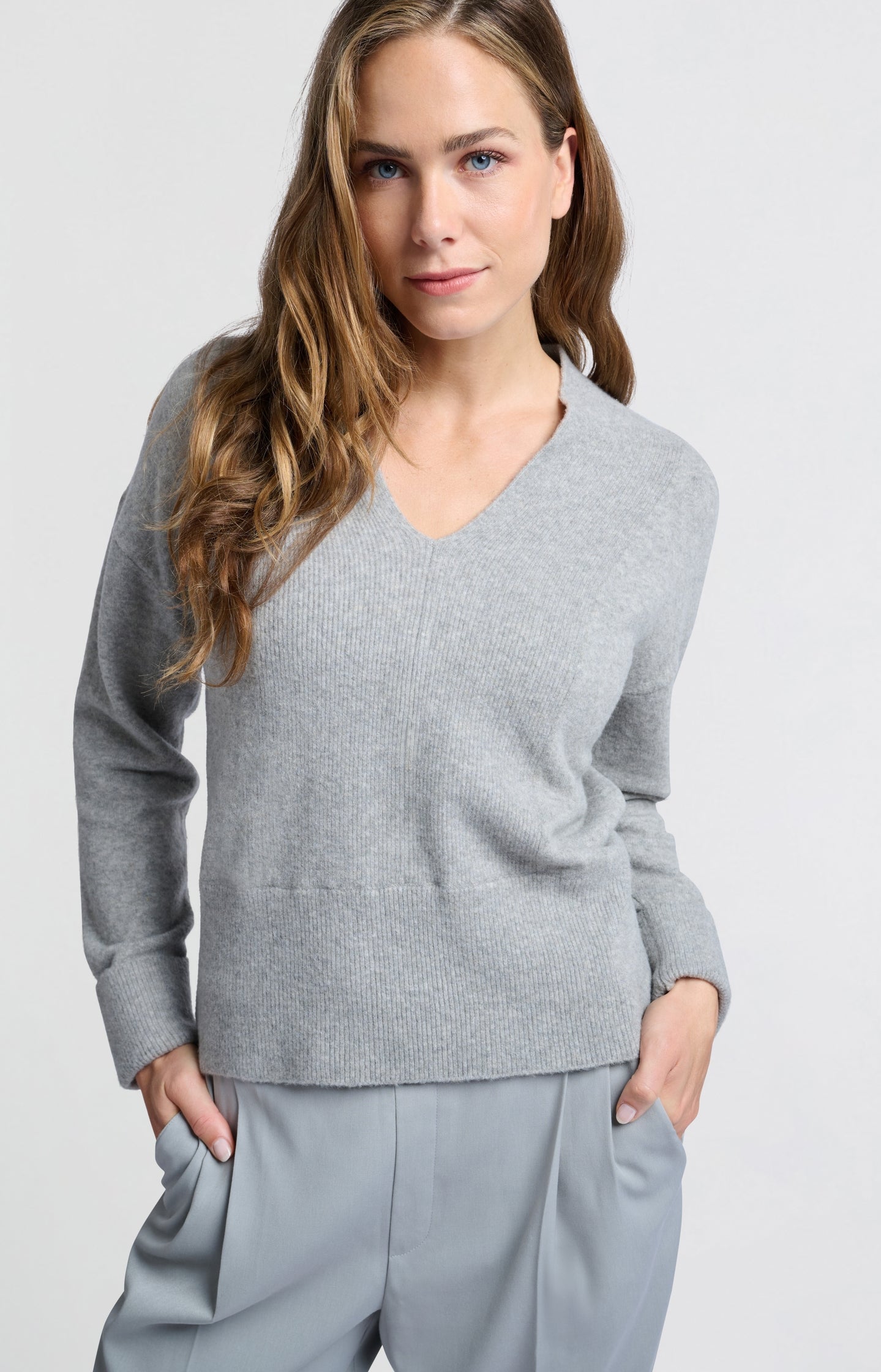 Soft sweater with deep V-neck and subtle rib details - Type: lookbook