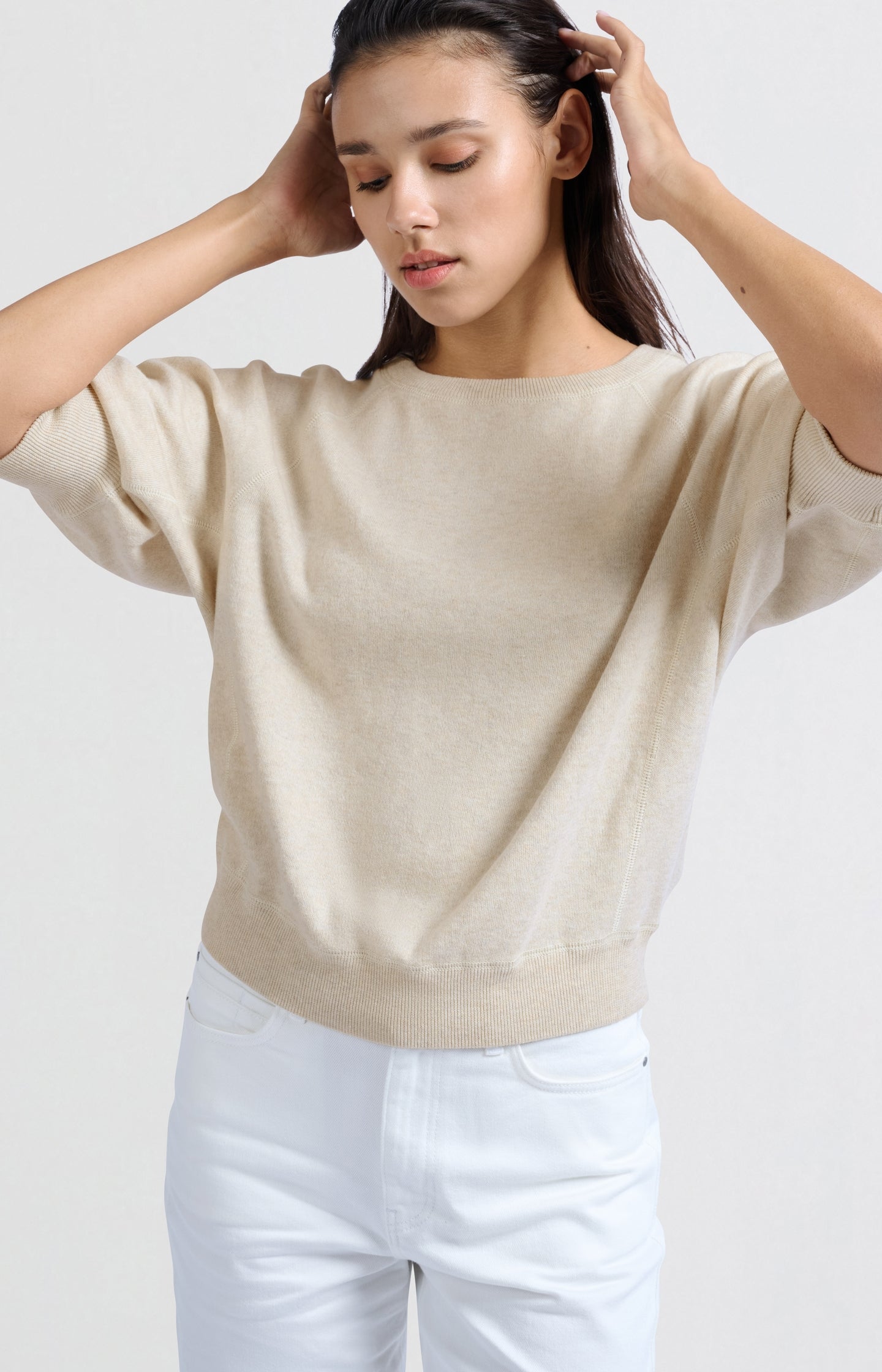 Soft sweater with raglan sleeves and round neckline