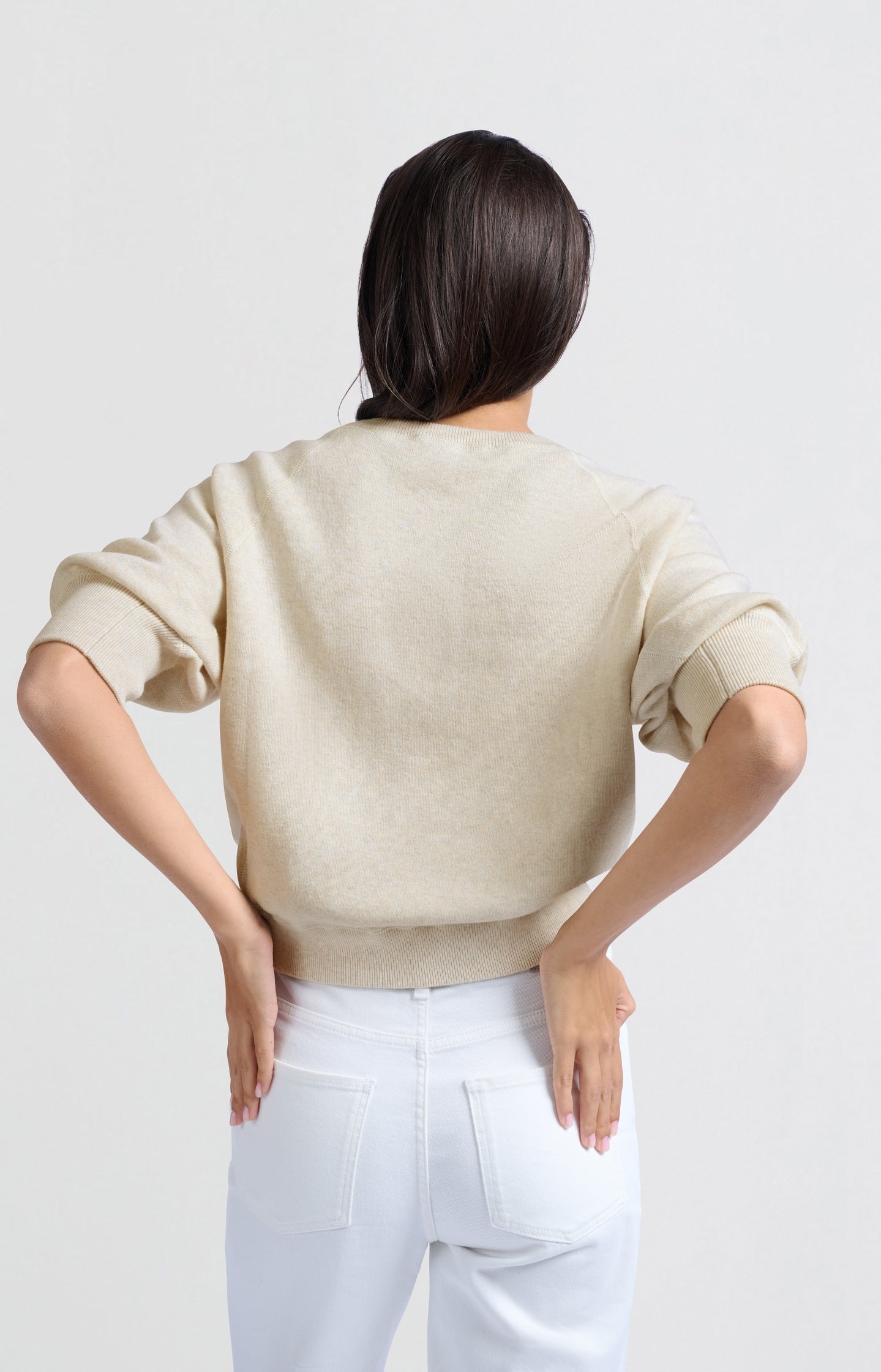 Soft sweater with raglan sleeves and round neckline