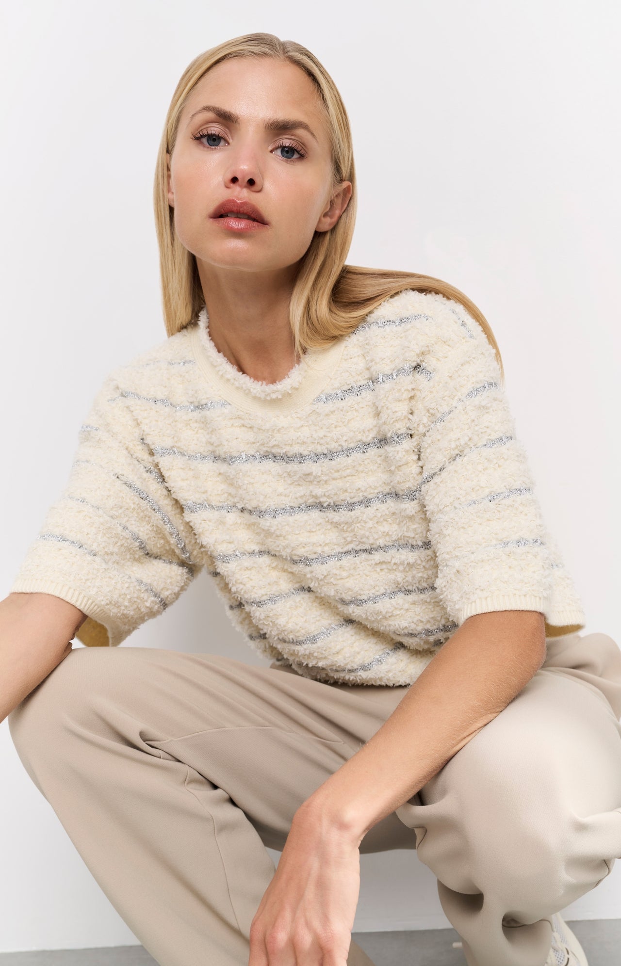 Soft sweater with shiny stripes and short sleeves - Type: lookbook