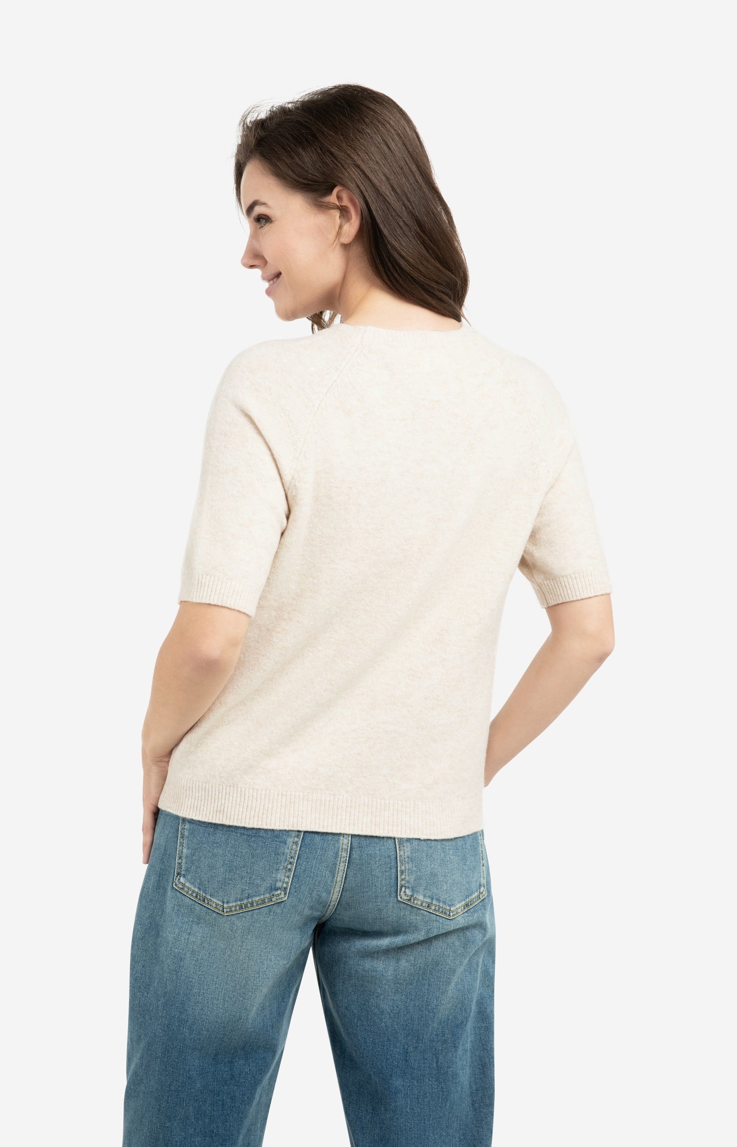 Soft sweater with short sleeves and round neckline