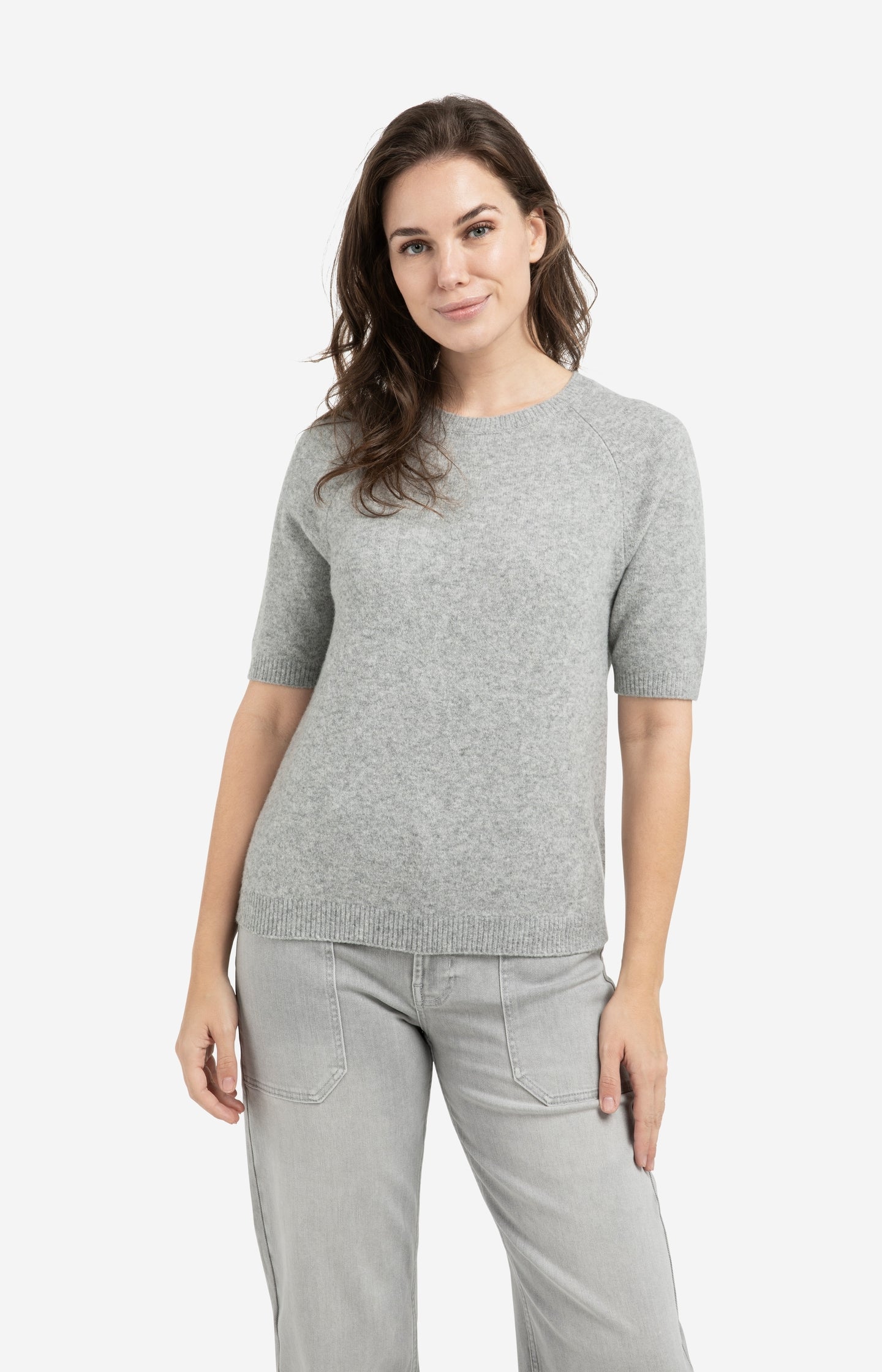 Soft sweater with short sleeves and round neckline