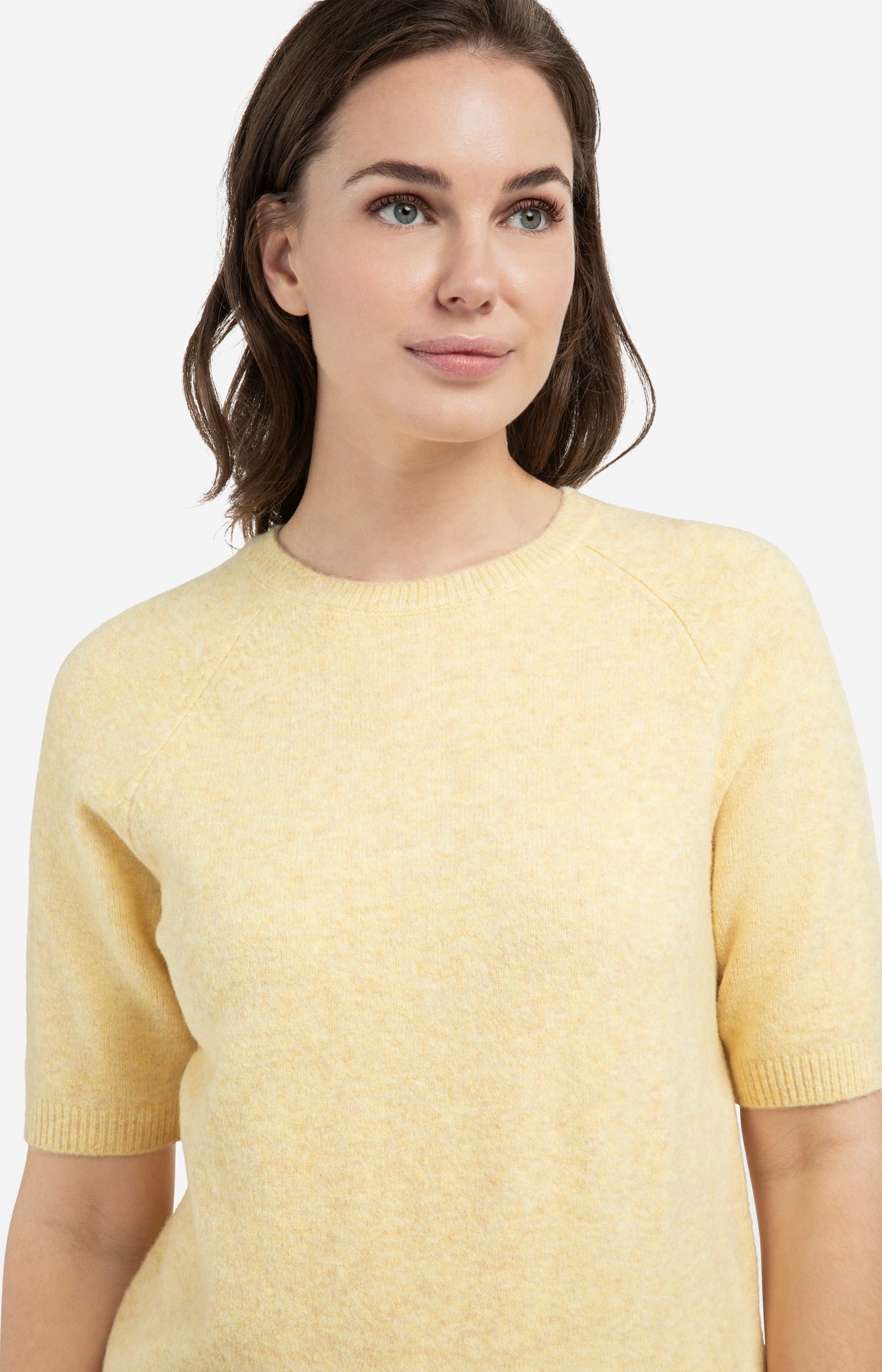 Soft sweater with short sleeves and round neckline