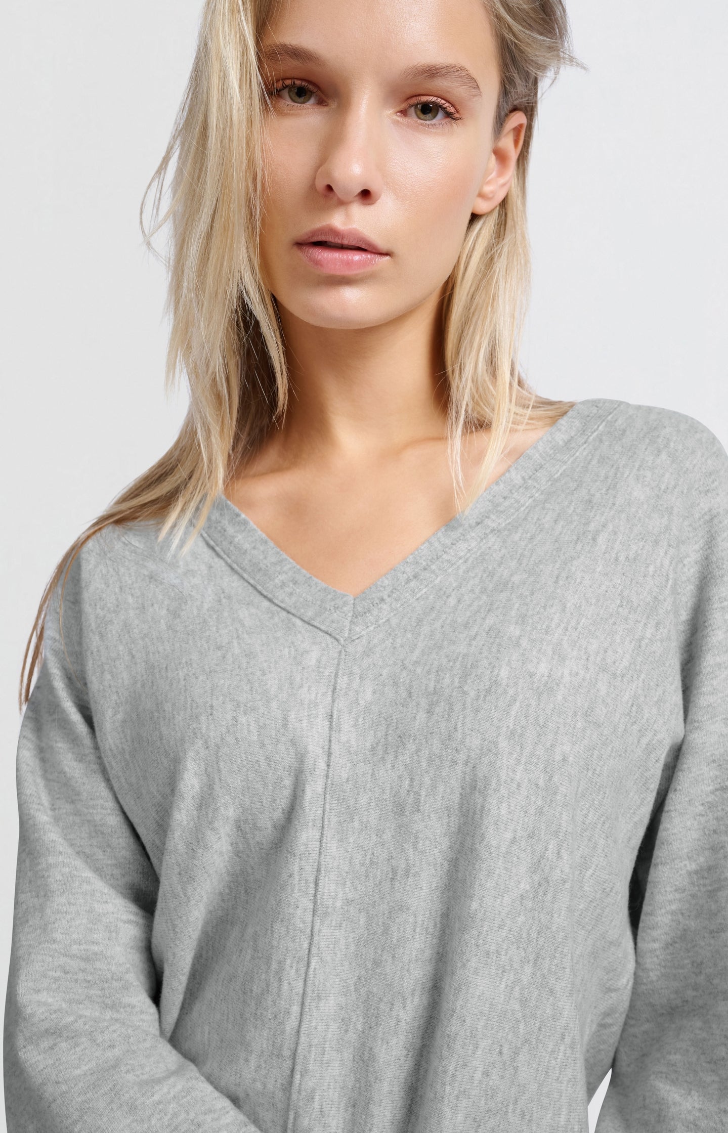 Soft sweater with V-neck and batwing sleeves - Type: lookbook