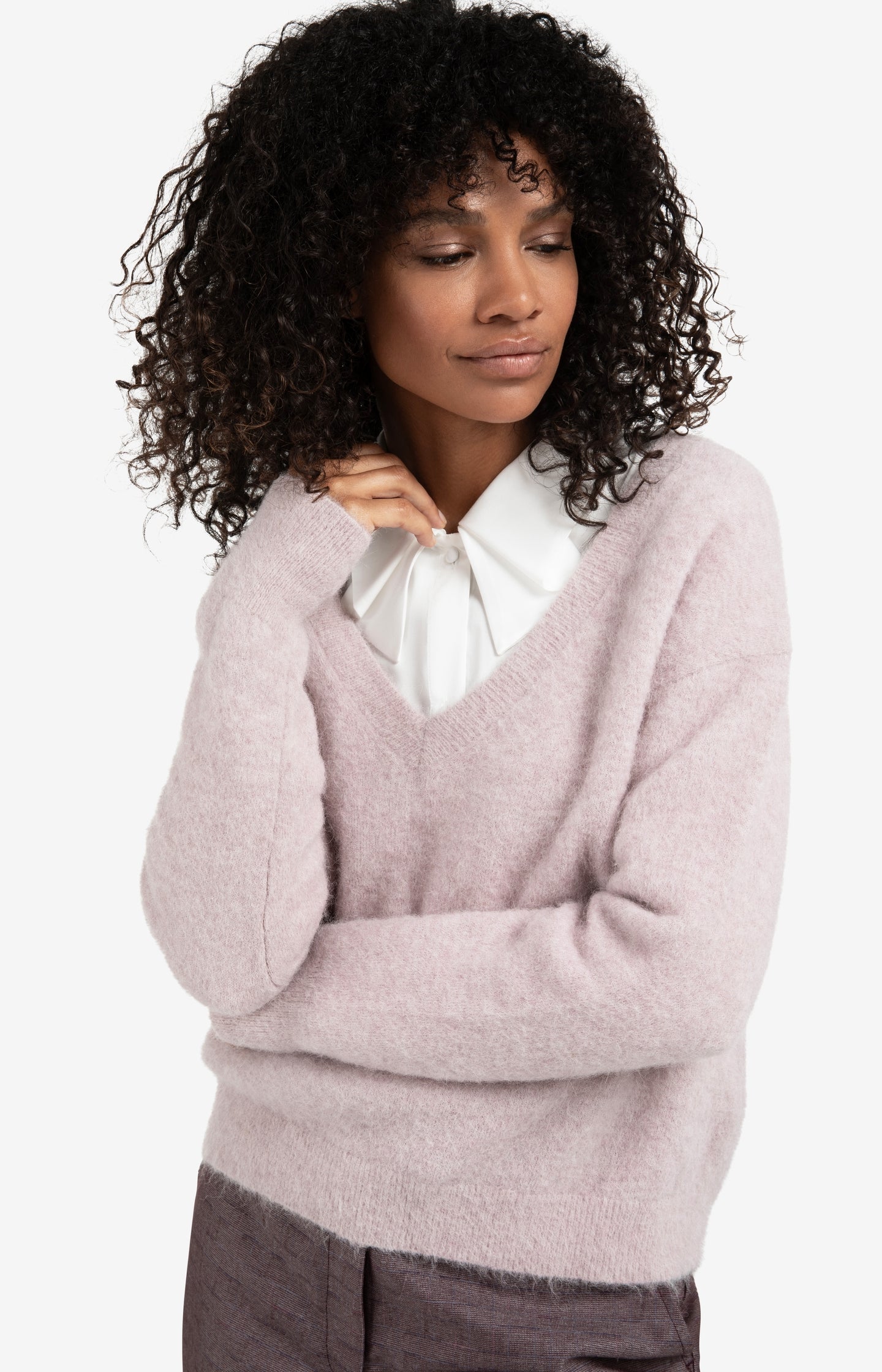 Soft V-neck sweater with long sleeves