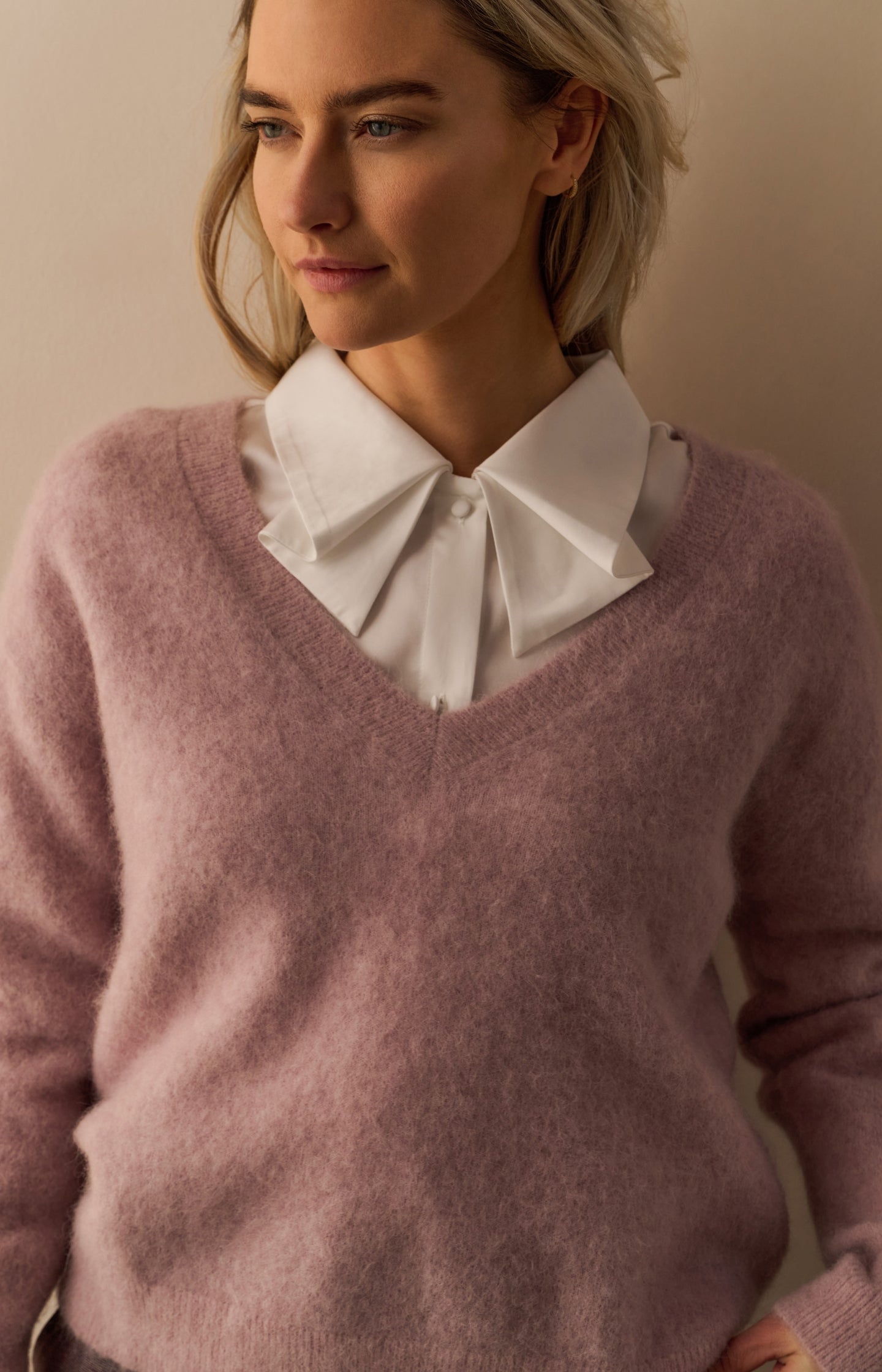 Soft V-neck sweater with long sleeves