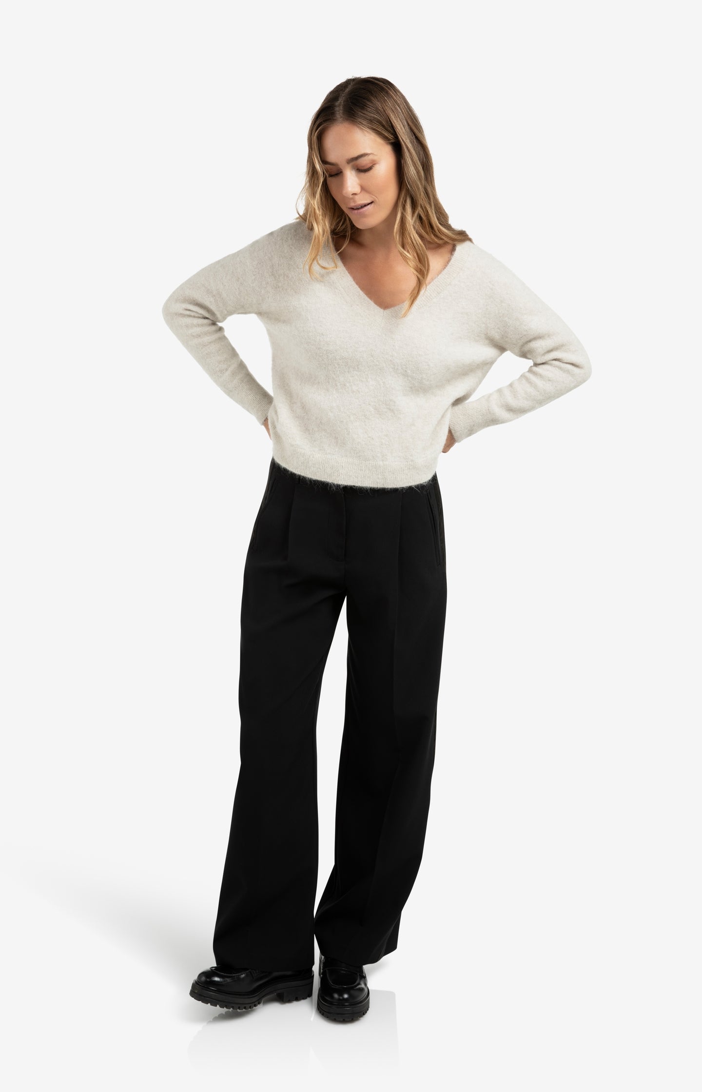 Soft V-neck sweater with long sleeves