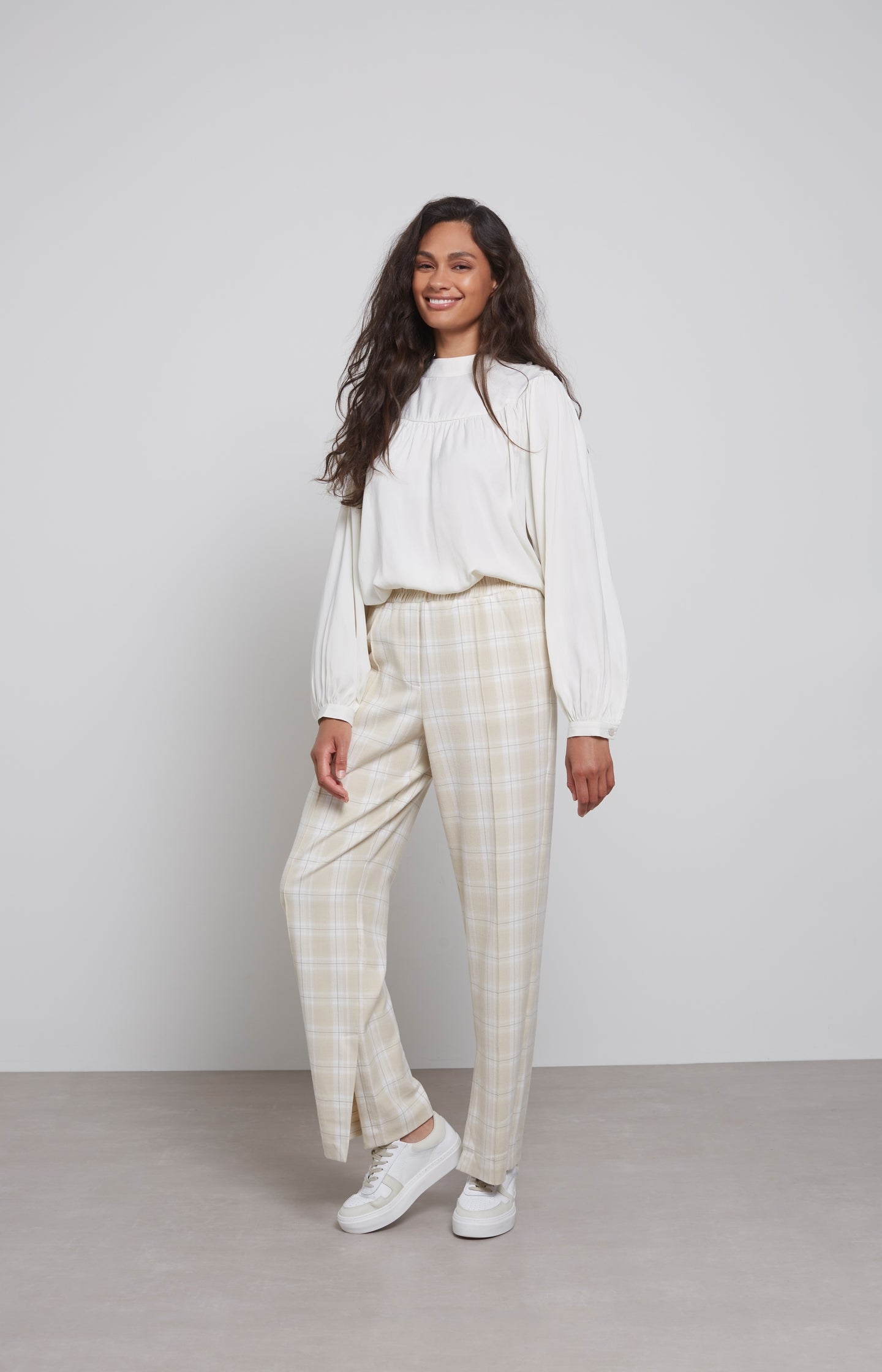 Soft wide leg trousers with side pockets and check print