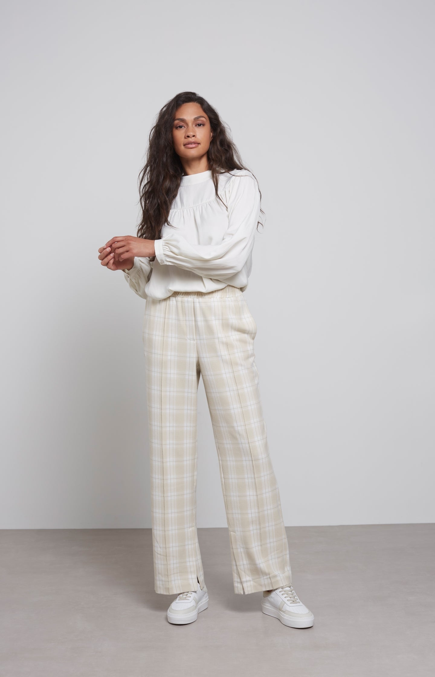 Soft wide leg trousers with side pockets and check print