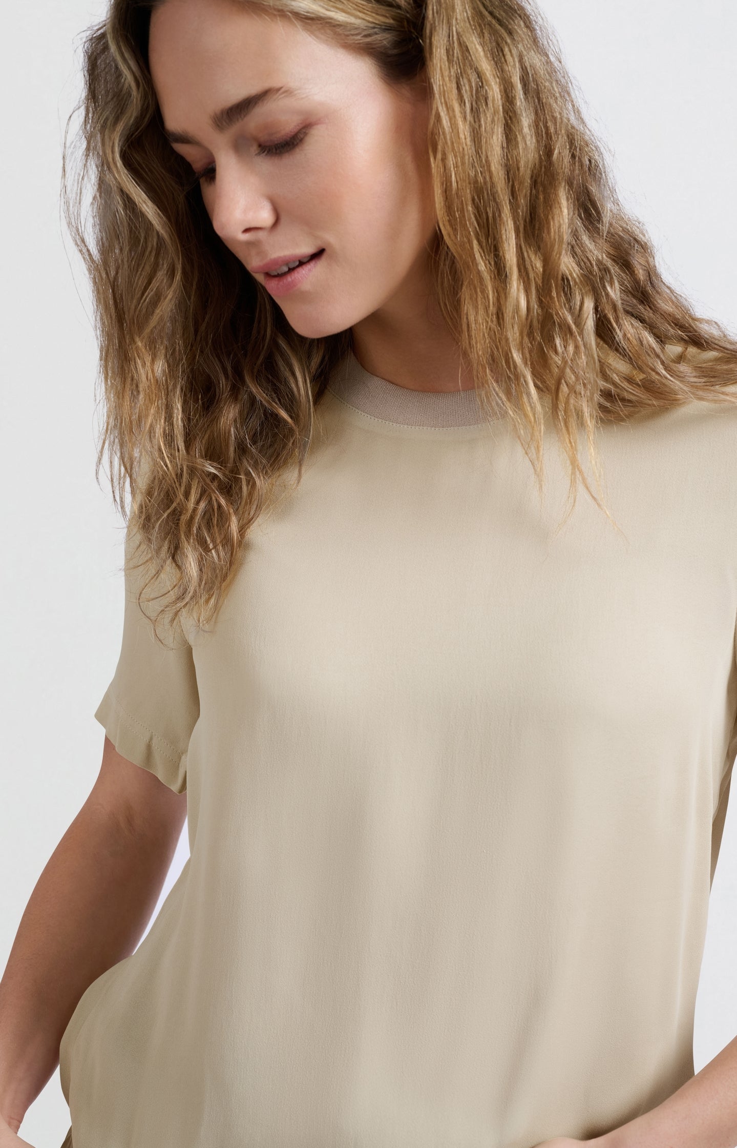 Soft woven T-shirt with round neck and short sleeves