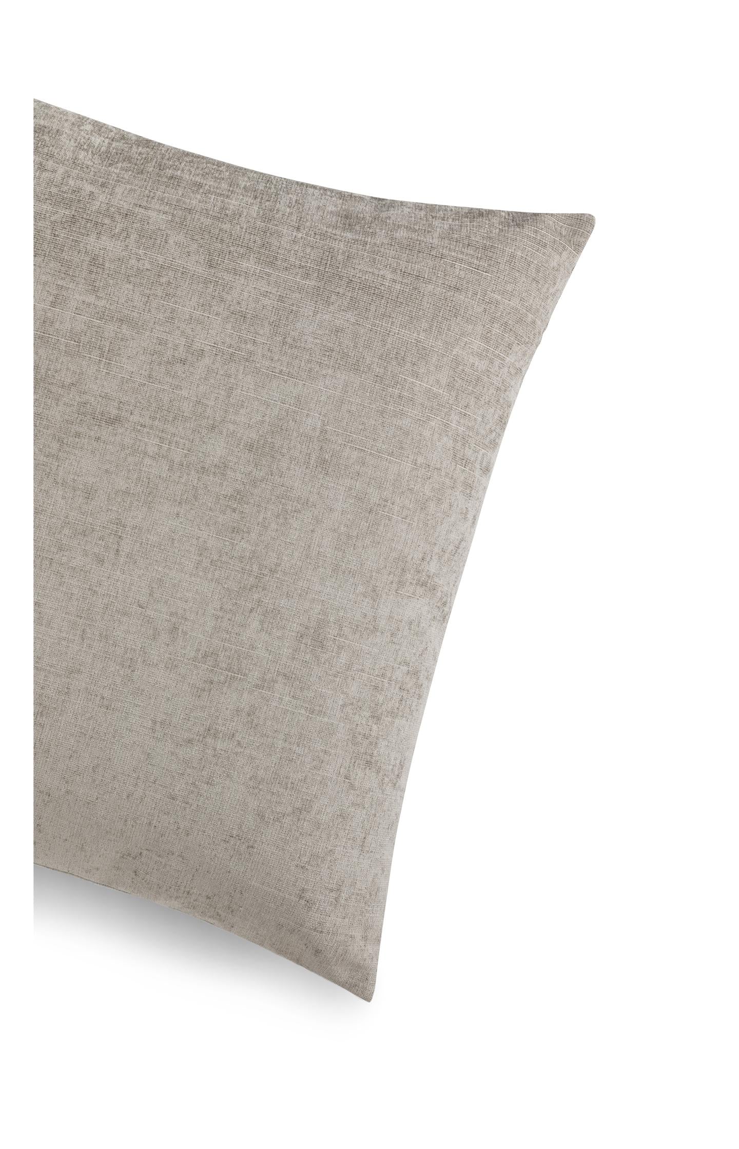 Square cushion with luxurious sheen