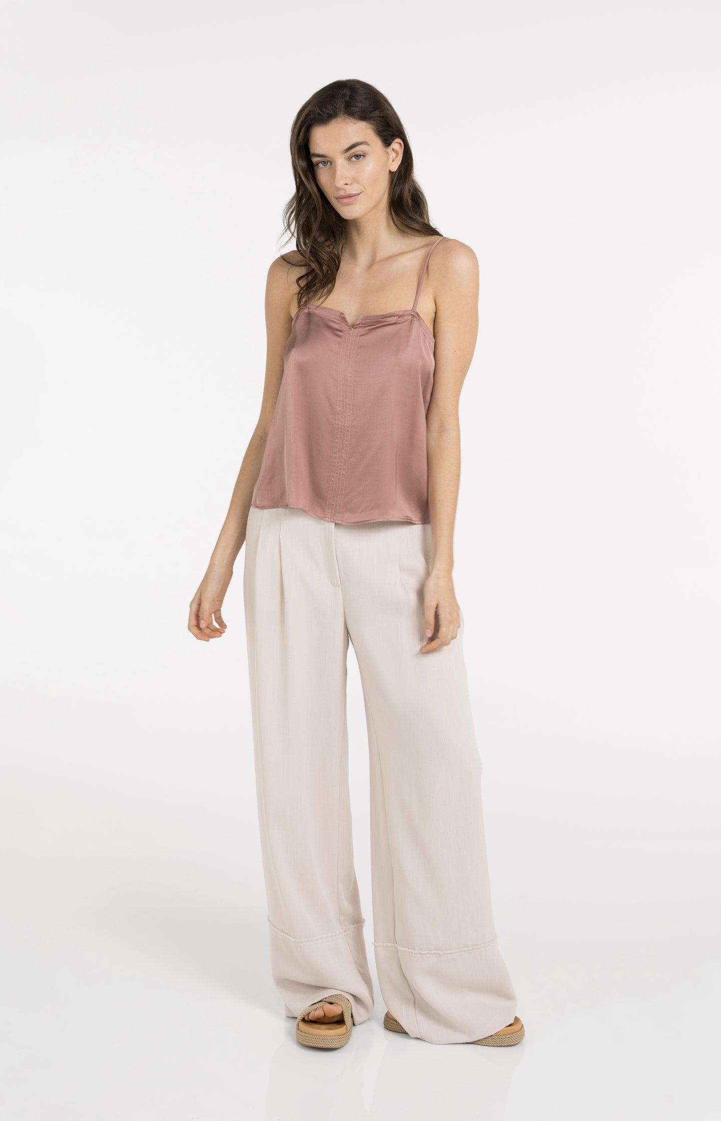 Strappy singlet with subtle V-notch - Type: lookbook