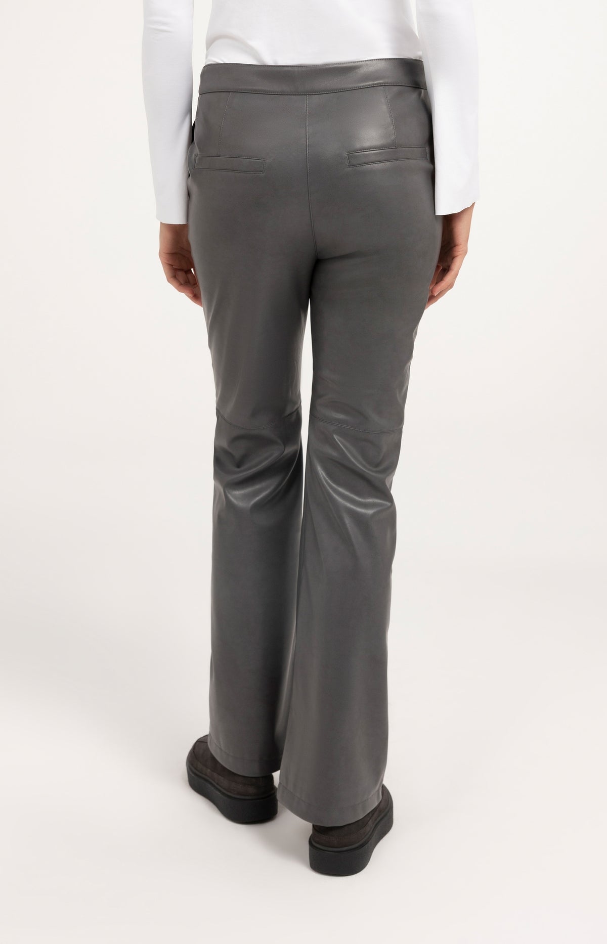 Stretchhose aus Lederimitat mit ausgestelltem Bein - Pavement Grey