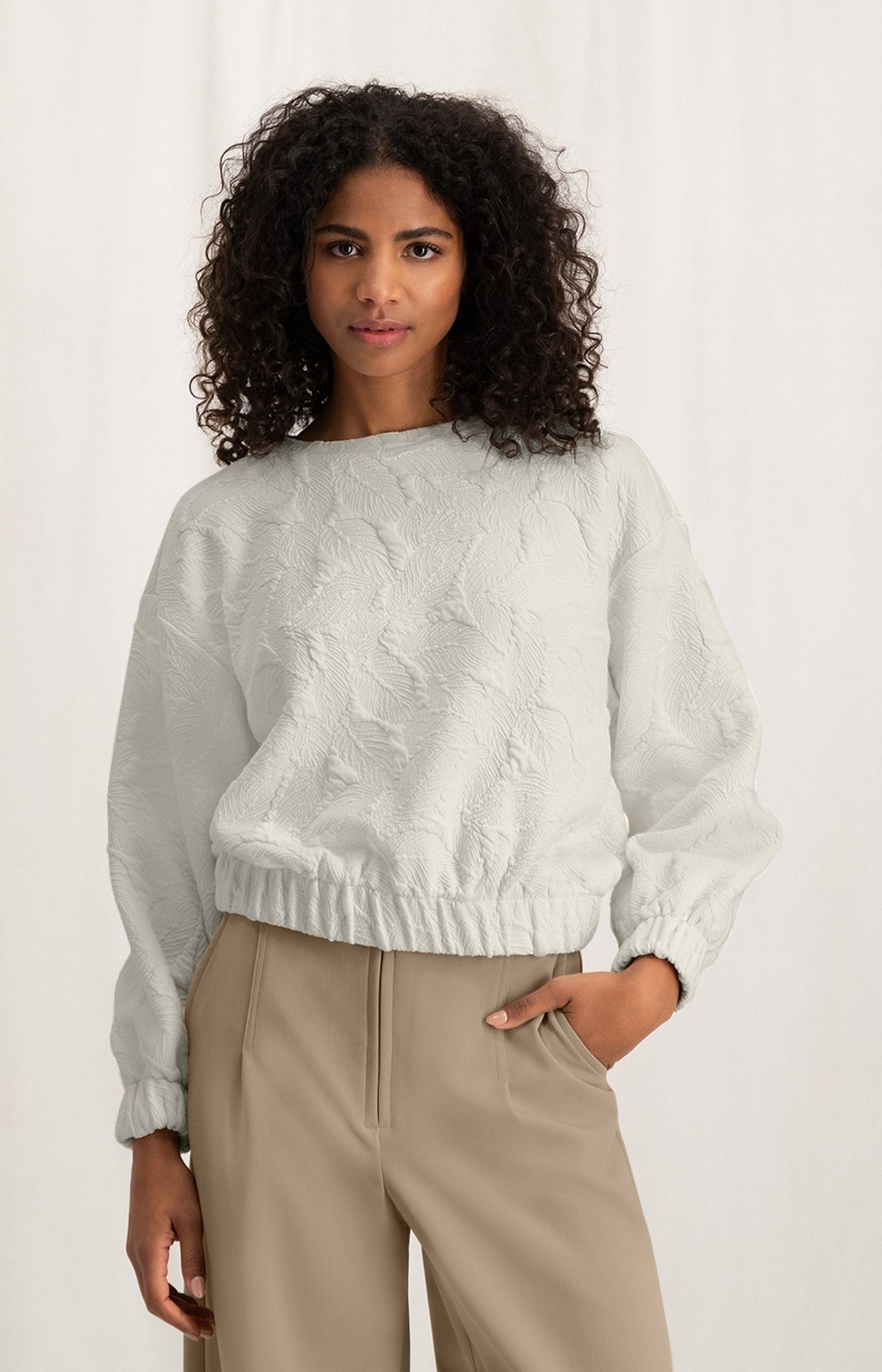 Structured sweater with round neck and long sleeves