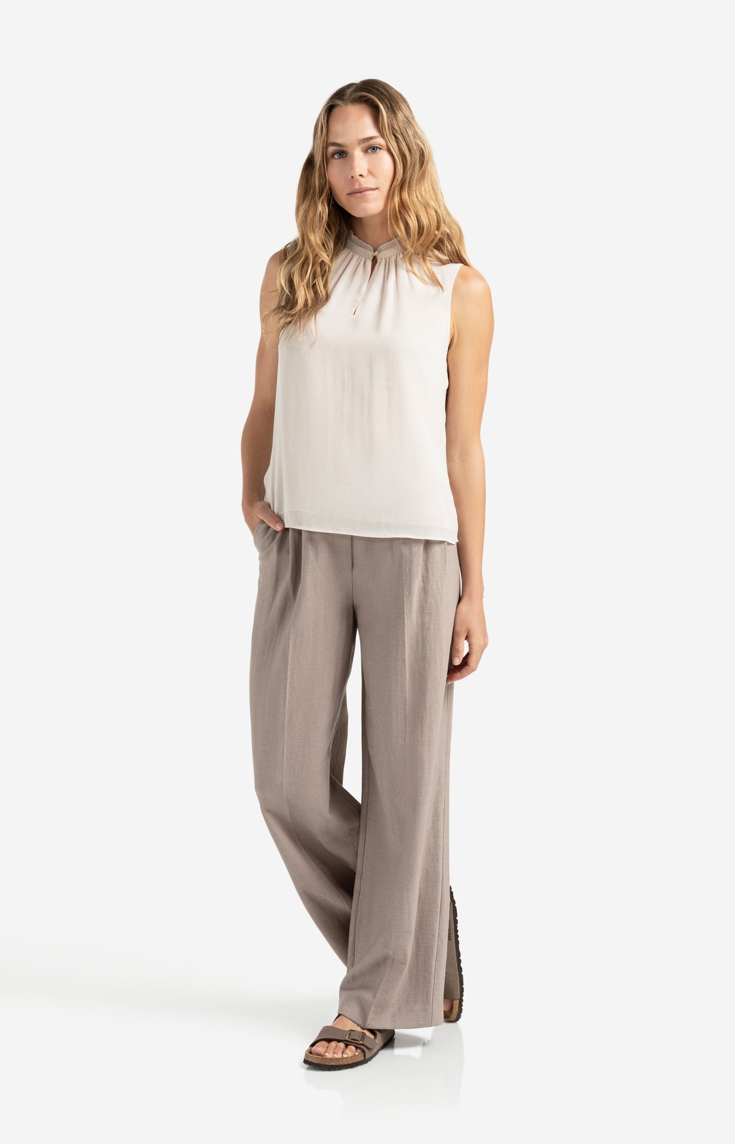 Structured woven trousers with wide legs and pleat details