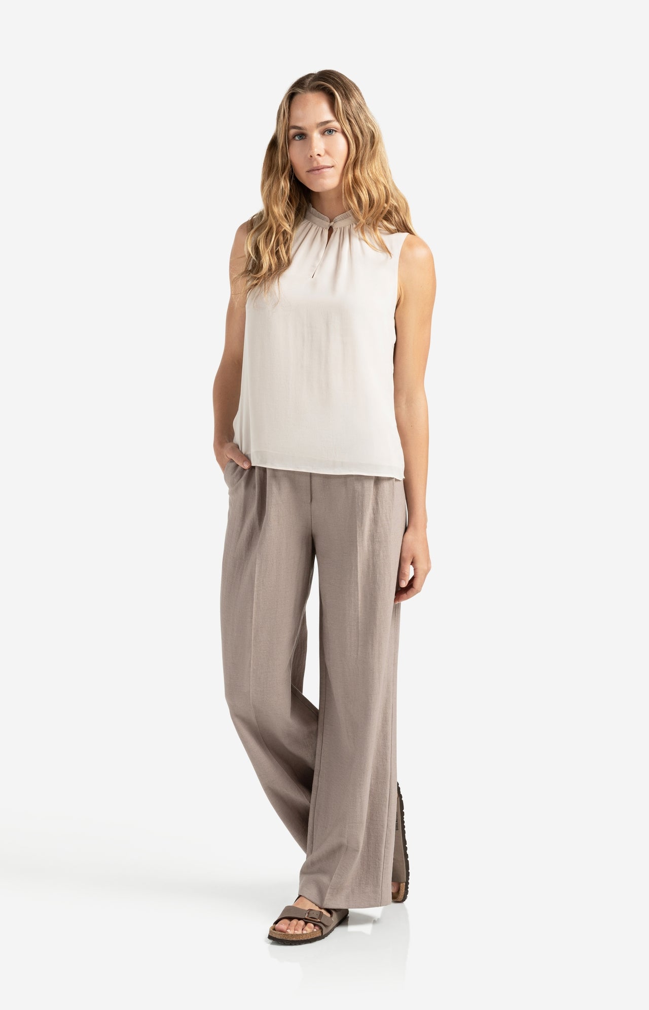 Structured woven trousers with wide legs and pleat details