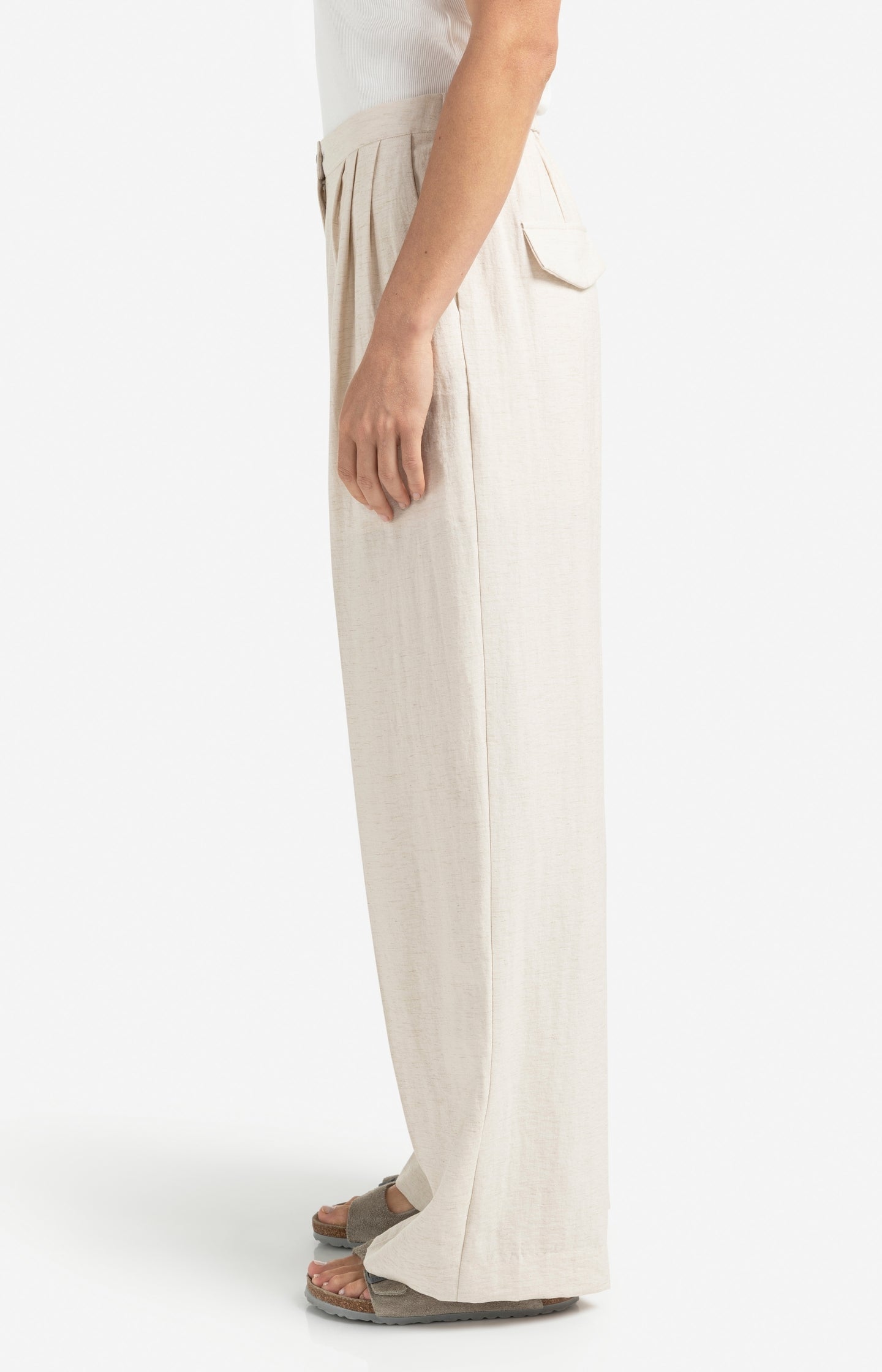 Structured woven trousers with wide legs and pleat details