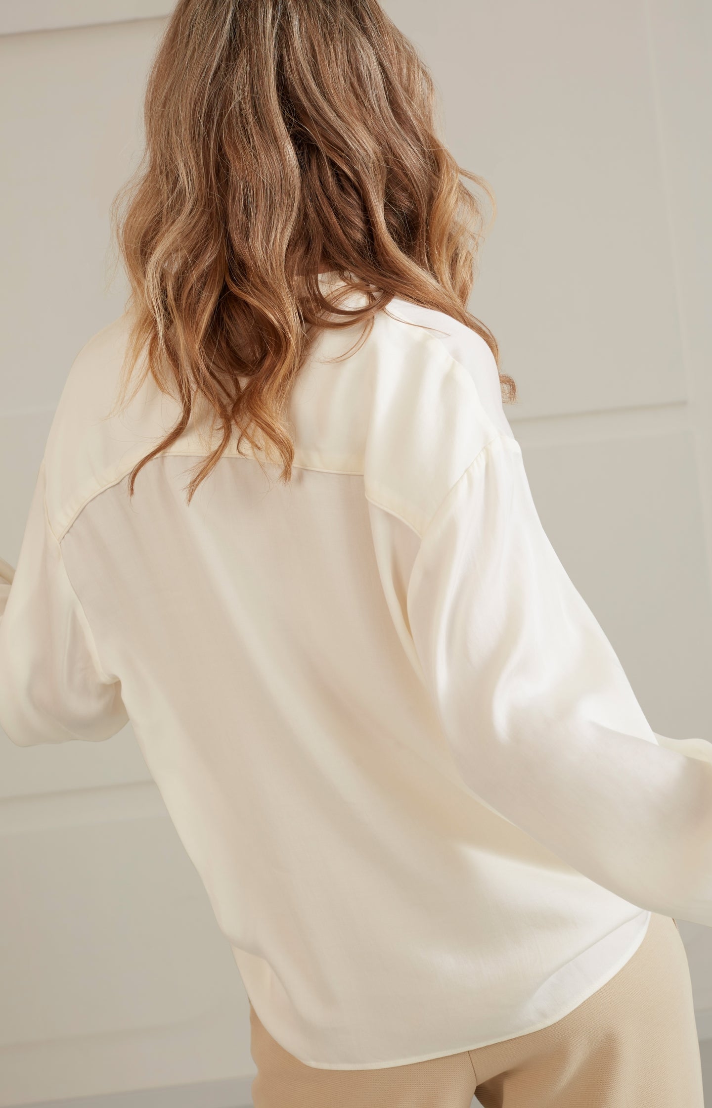 Supple blouse with V-neck, long sleeves and pleated details - Type: lookbook