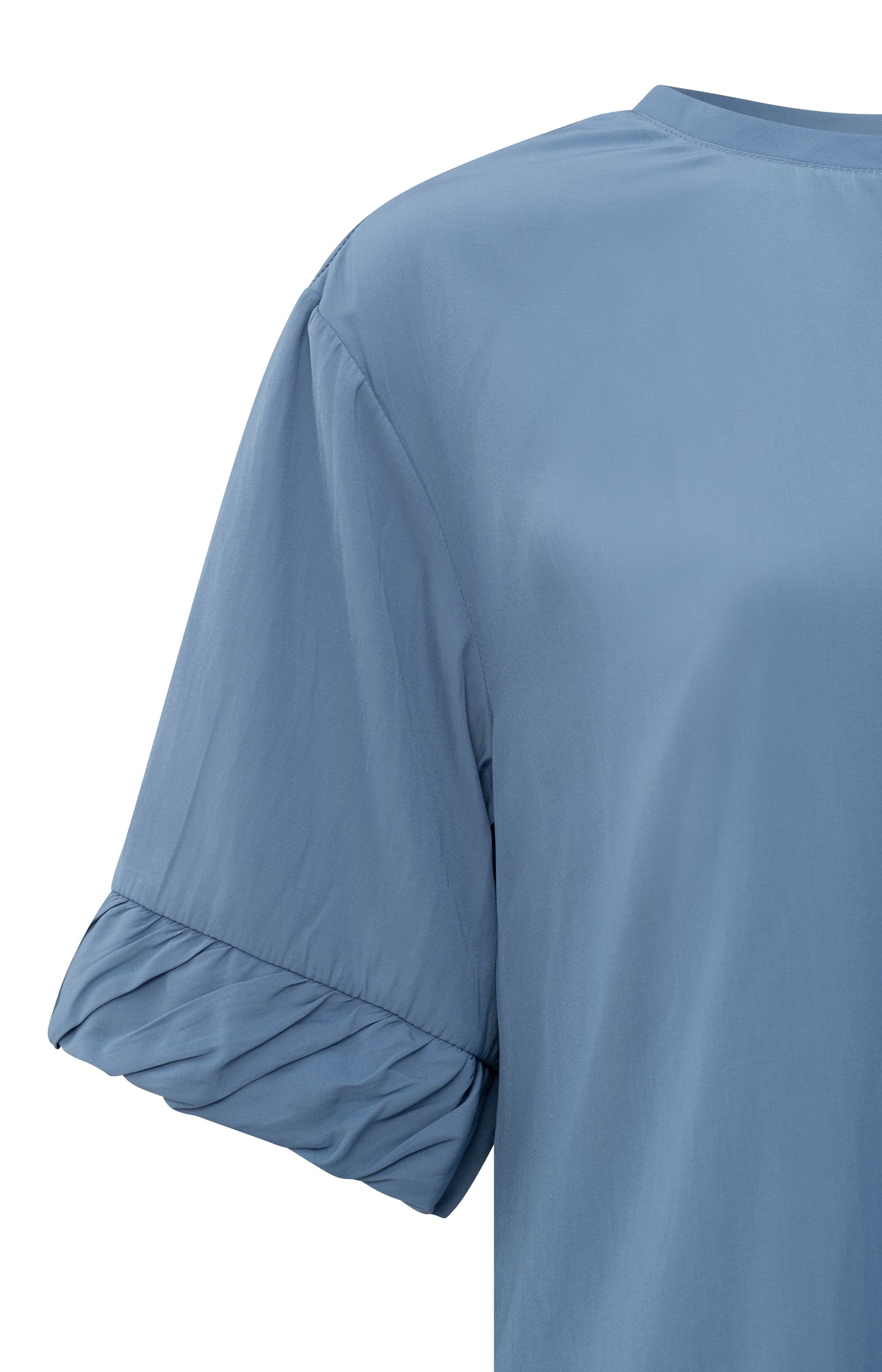 Supple top with round neck and half long sleeves with ruffle