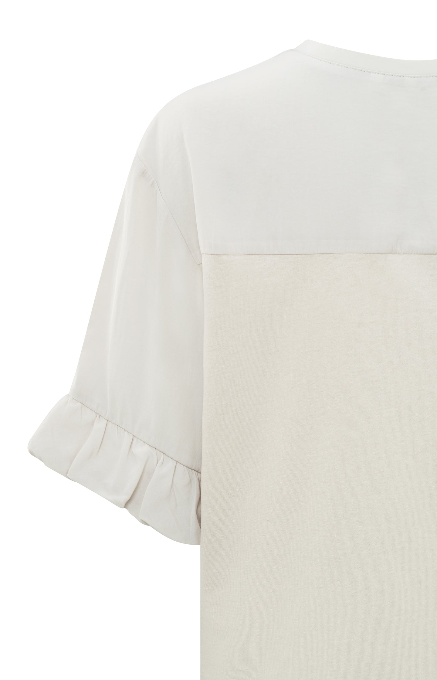 Supple top with round neck and half long sleeves with ruffle