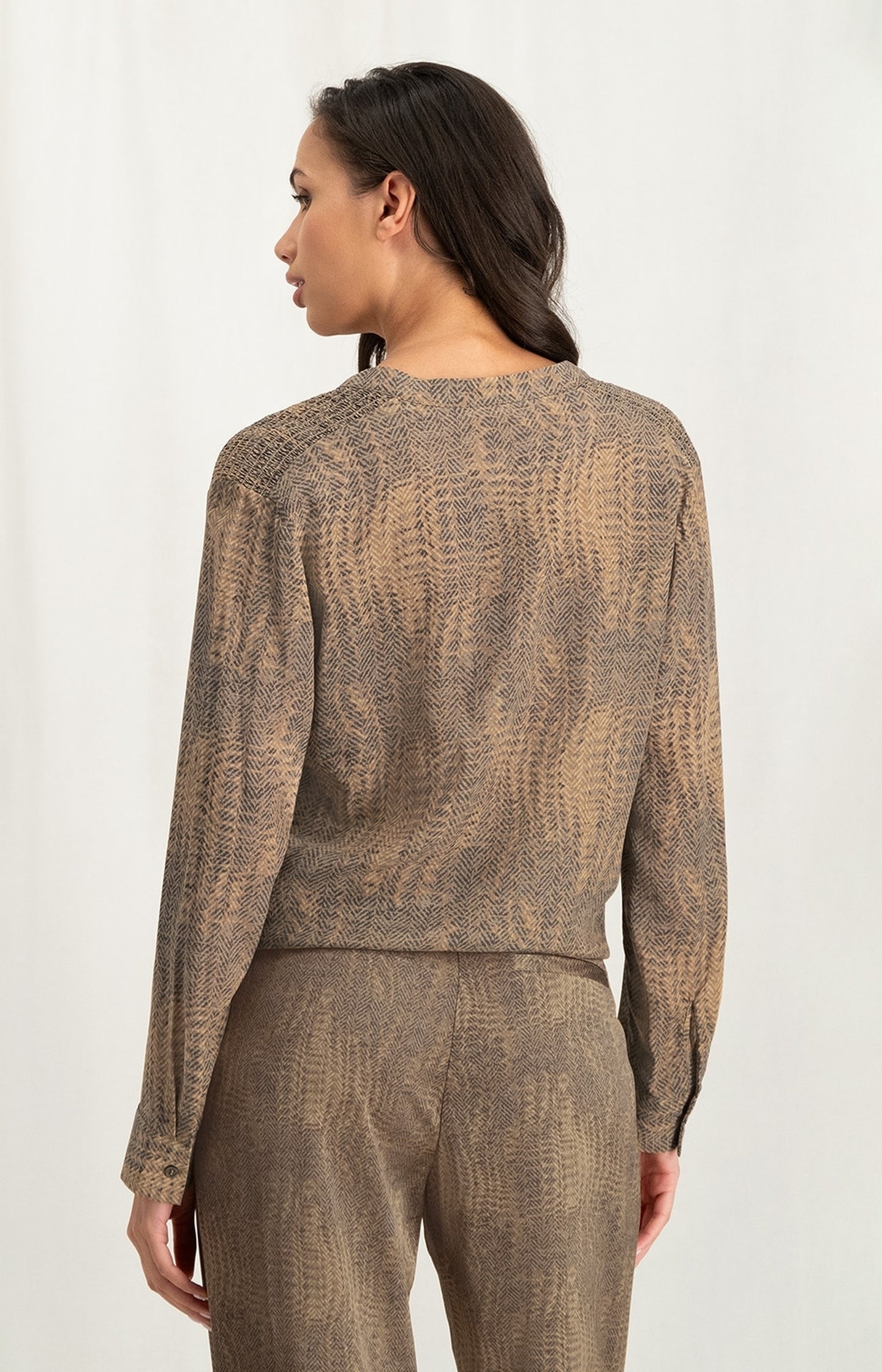 Supple top with V-neck, long sleeves and snake print - Tannin Brown Dessin - Type: lookbook