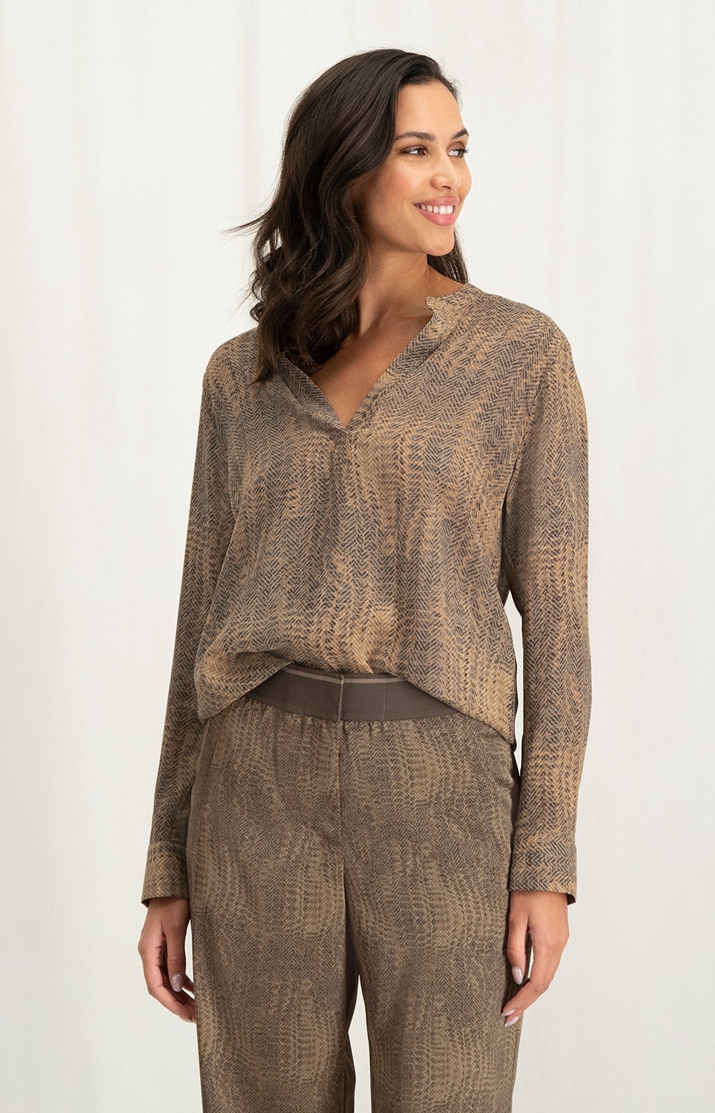 Supple top with V-neck, long sleeves and snake print - Tannin Brown Dessin