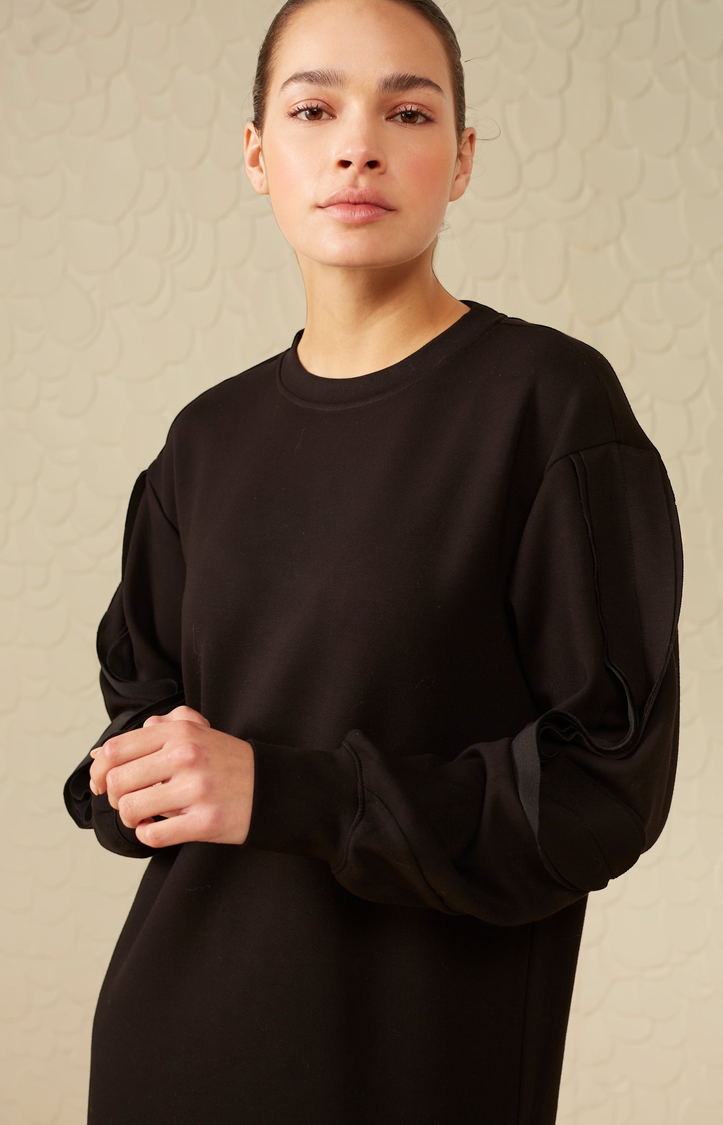 Sweat dress with a round neck and long detailed sleeves - Type: lookbook