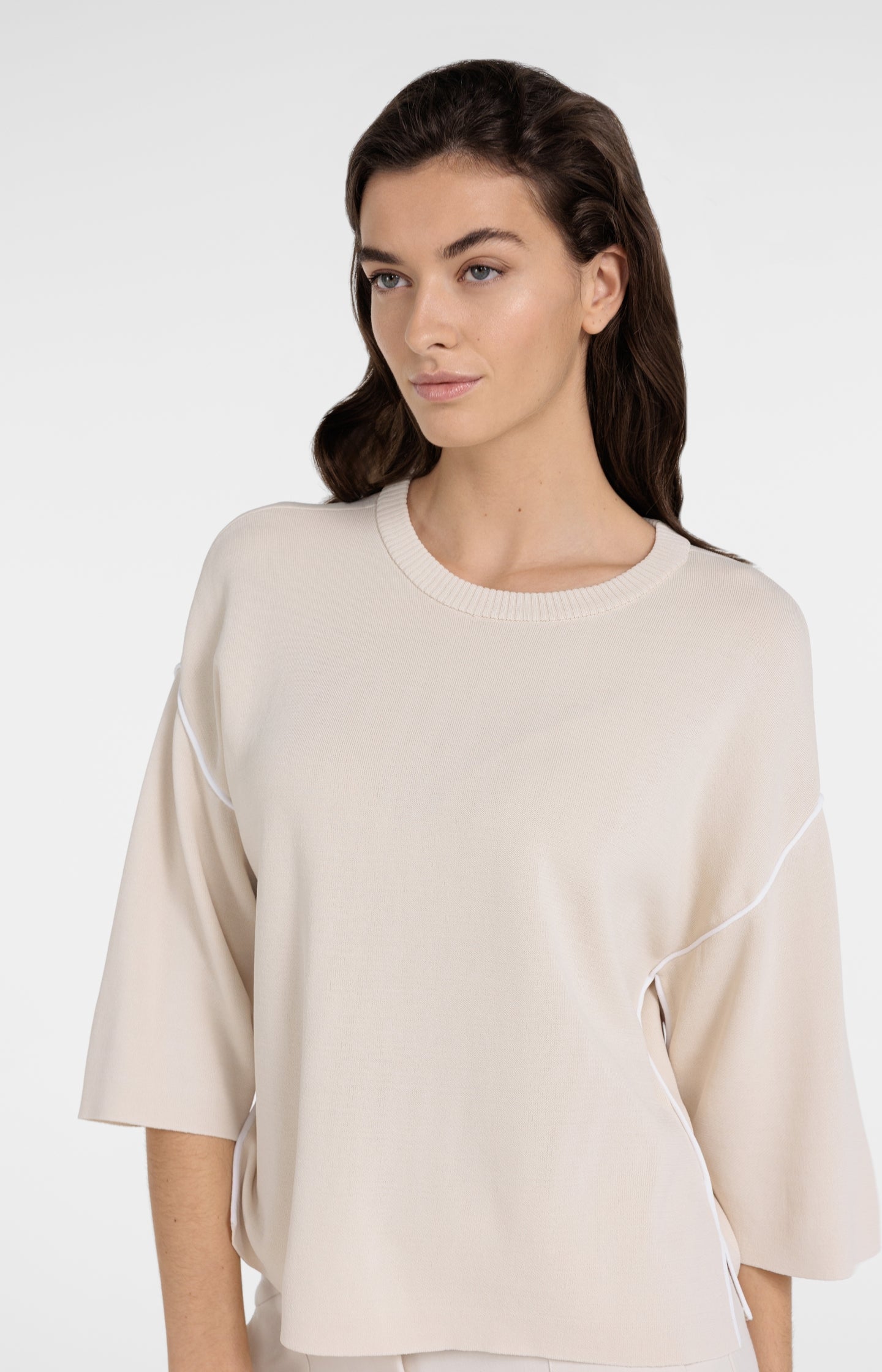 Sweater with 3/4 sleeves and contrasting seams