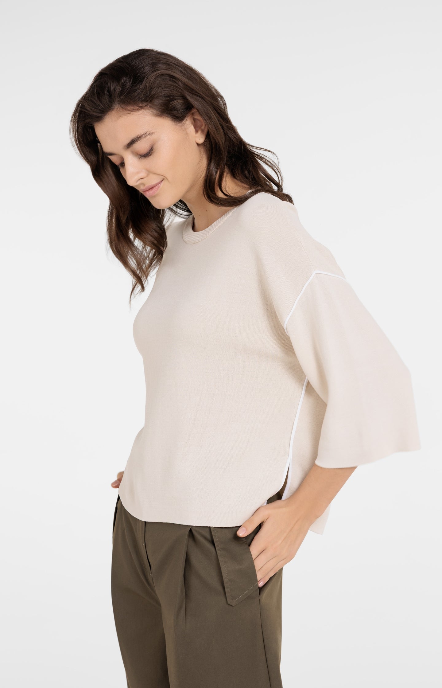 Sweater with 3/4 sleeves and contrasting seams