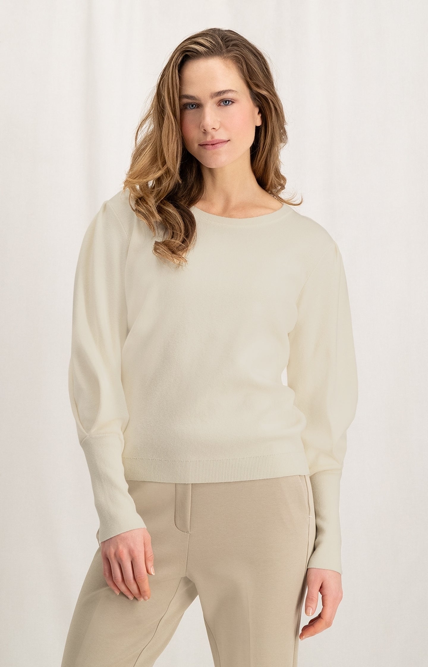 Sweater with a round neck, long puff sleeves and seam detail