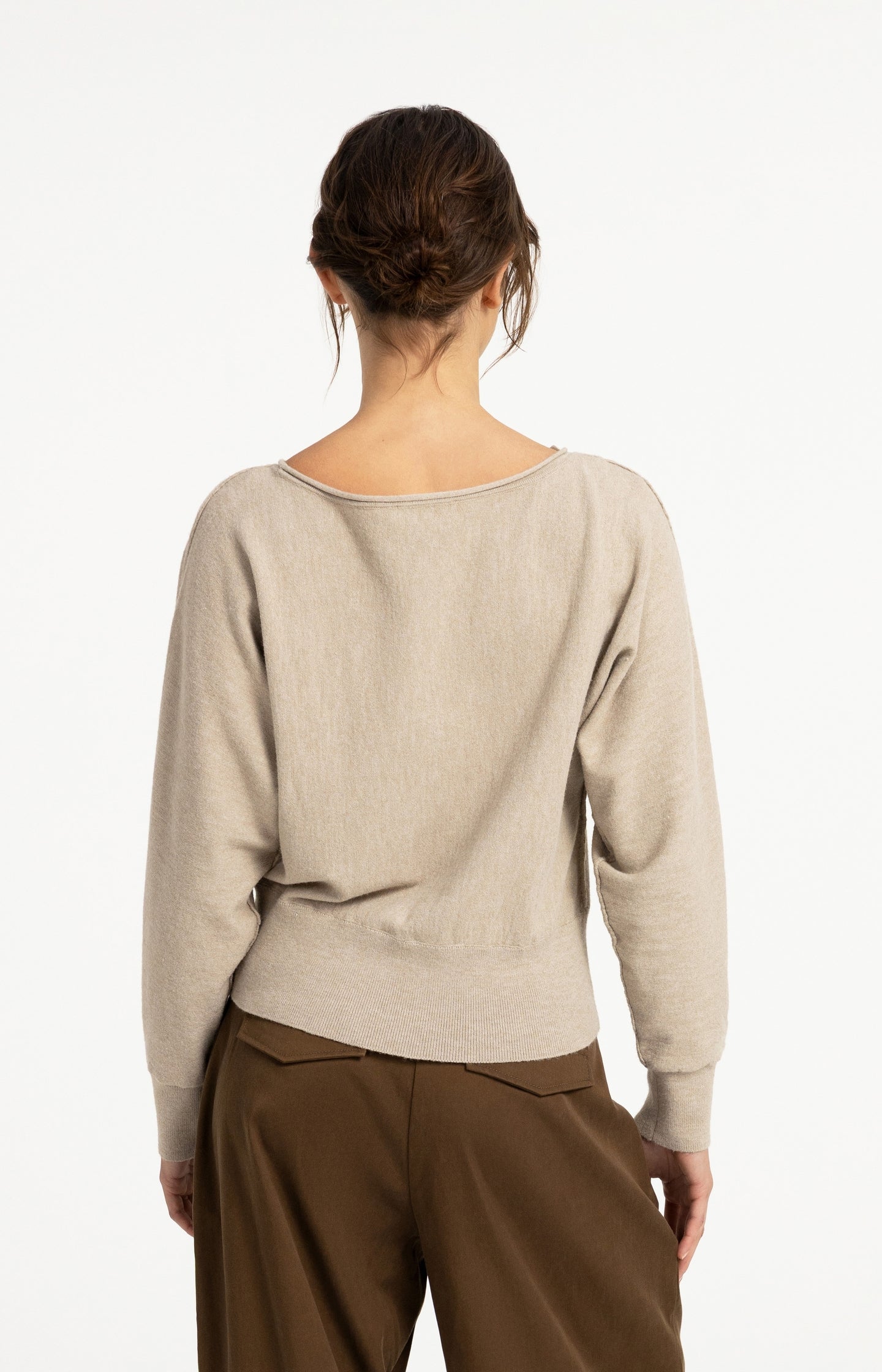 Sweater with boat neckline and long sleeves