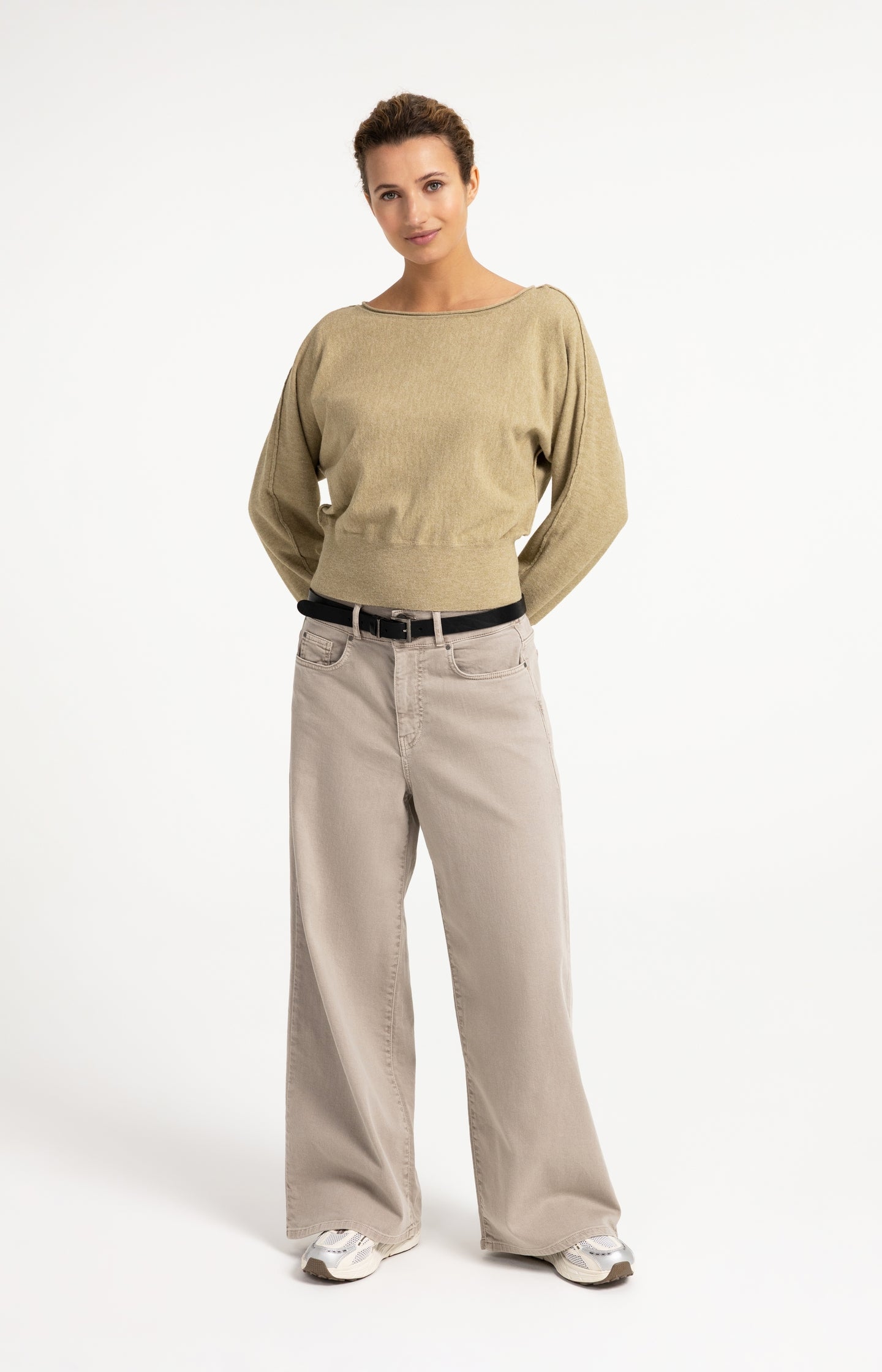 Sweater with boat neckline and long sleeves