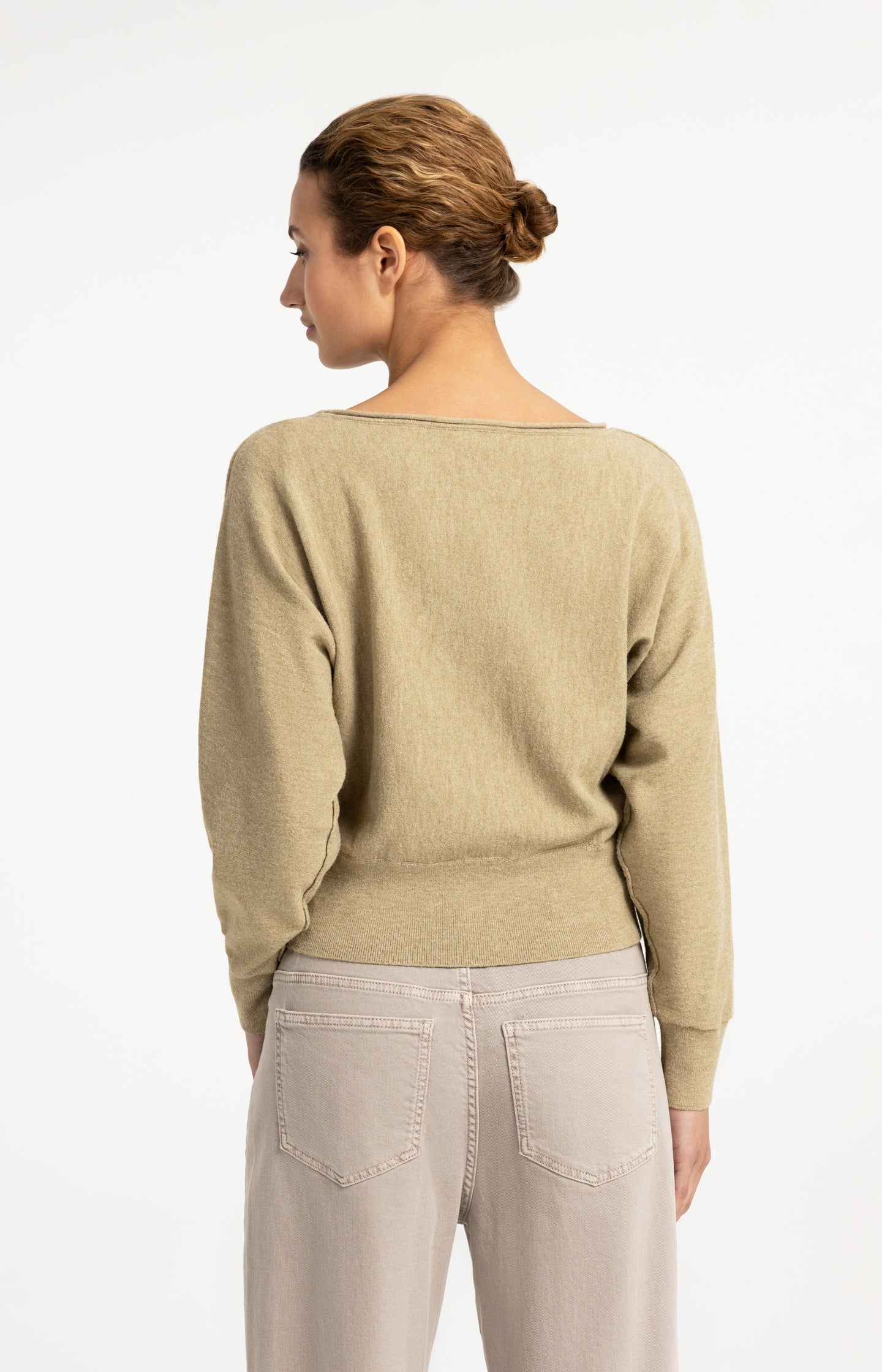 Sweater with boat neckline and long sleeves