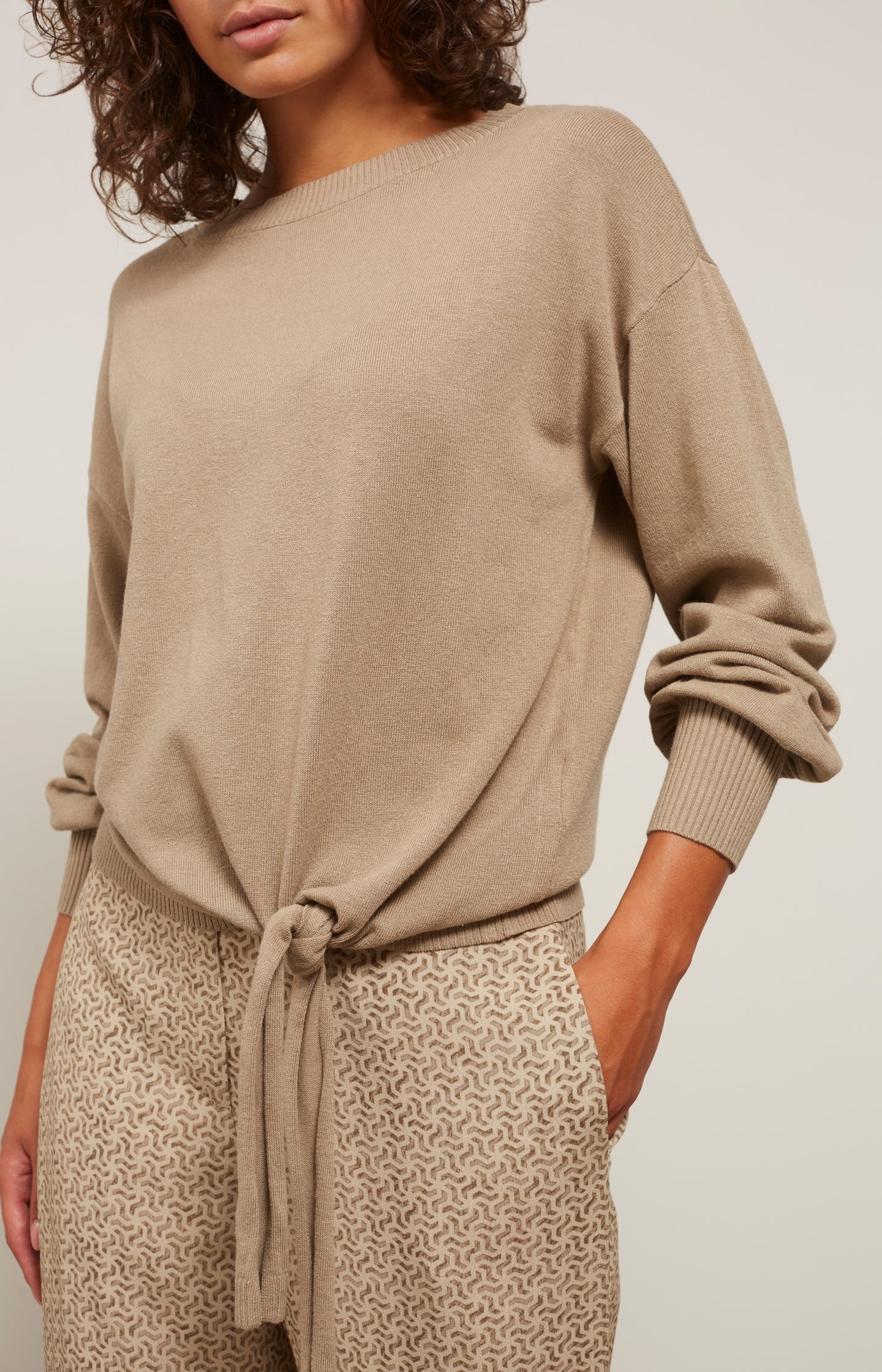 Sweater with boatneck, long balloon sleeves and knot