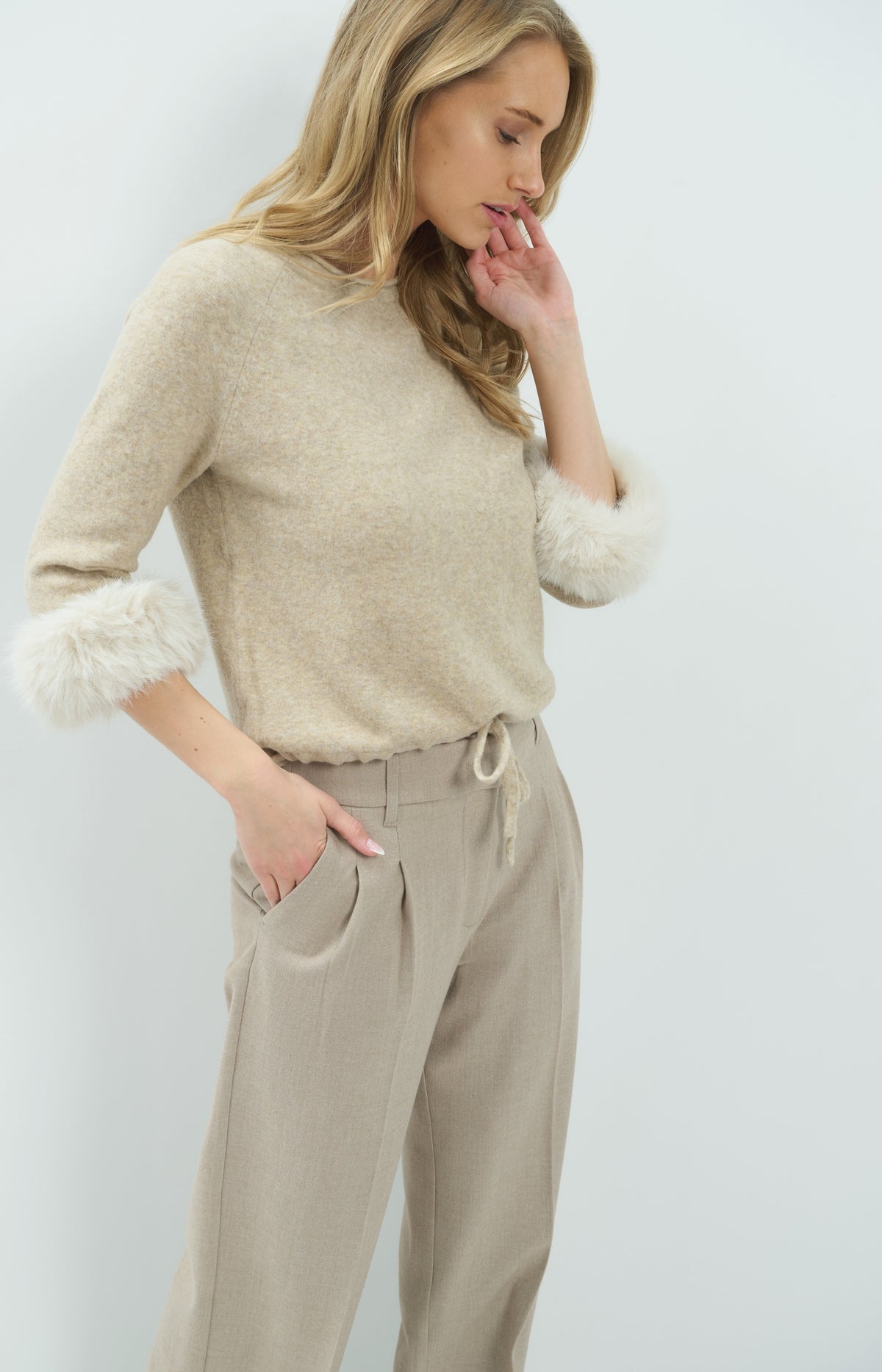 Sweater with detachable faux fur cuffs - Beige