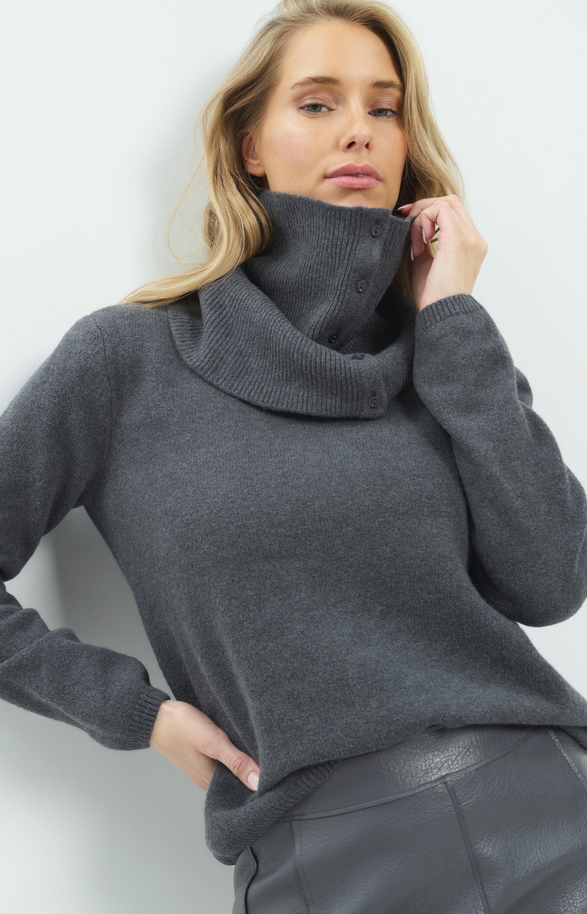 Sweater with detachable turtleneck collar