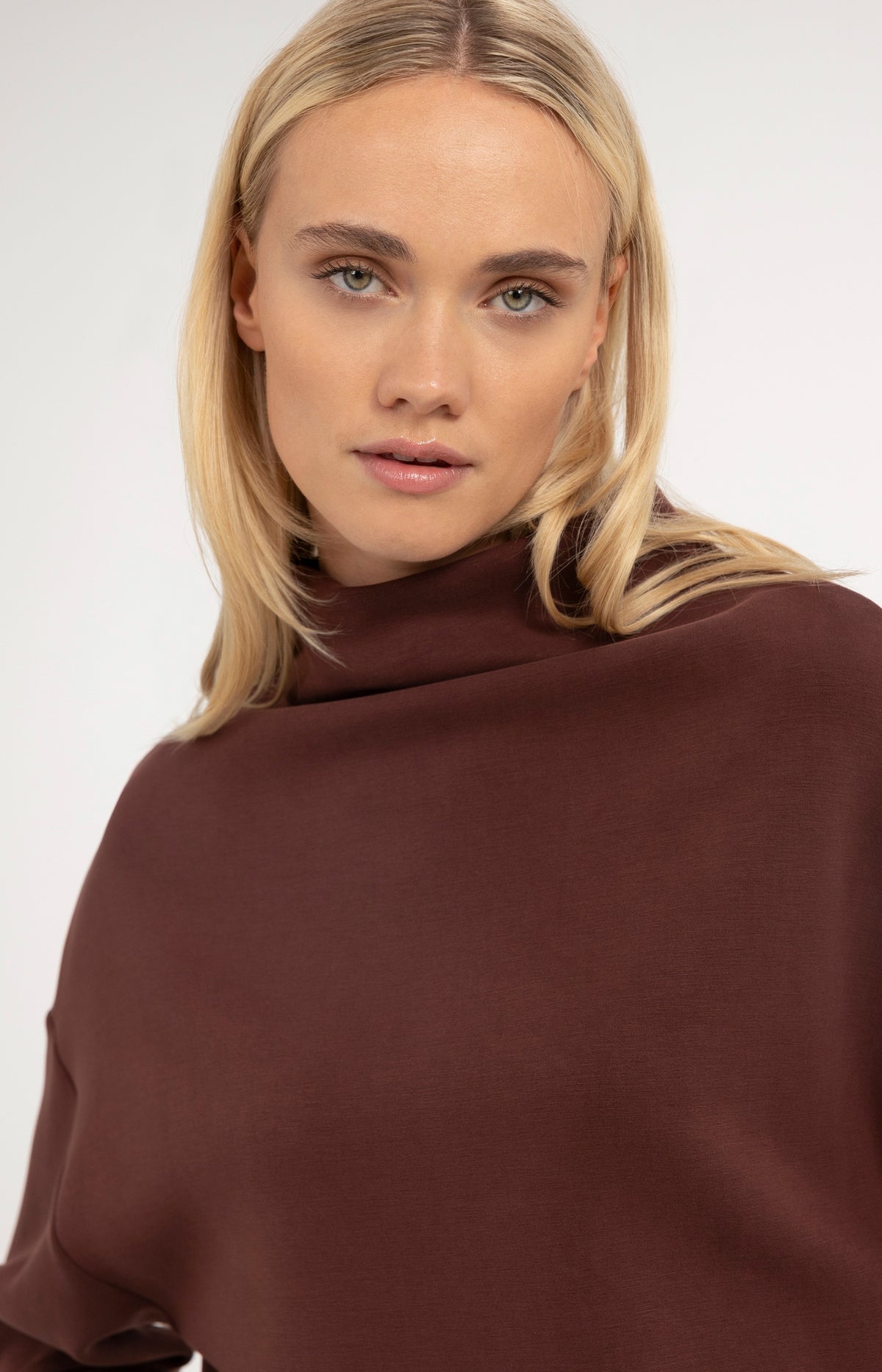 Pullover mit Drapierung am Kragen - Bitter Chocolate Red