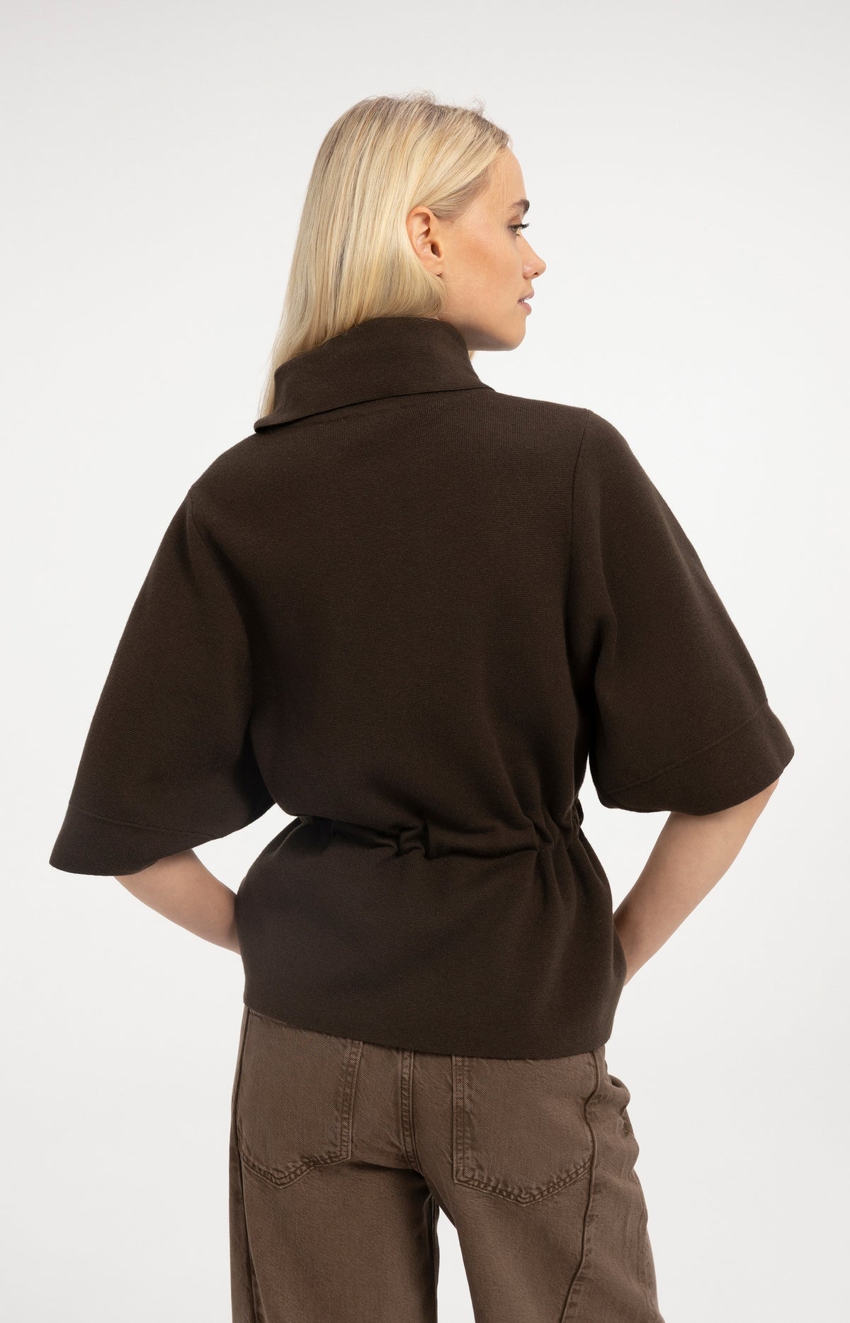 Pullover mit hohem Kragen und Bindegürtel - Delicioso Brown