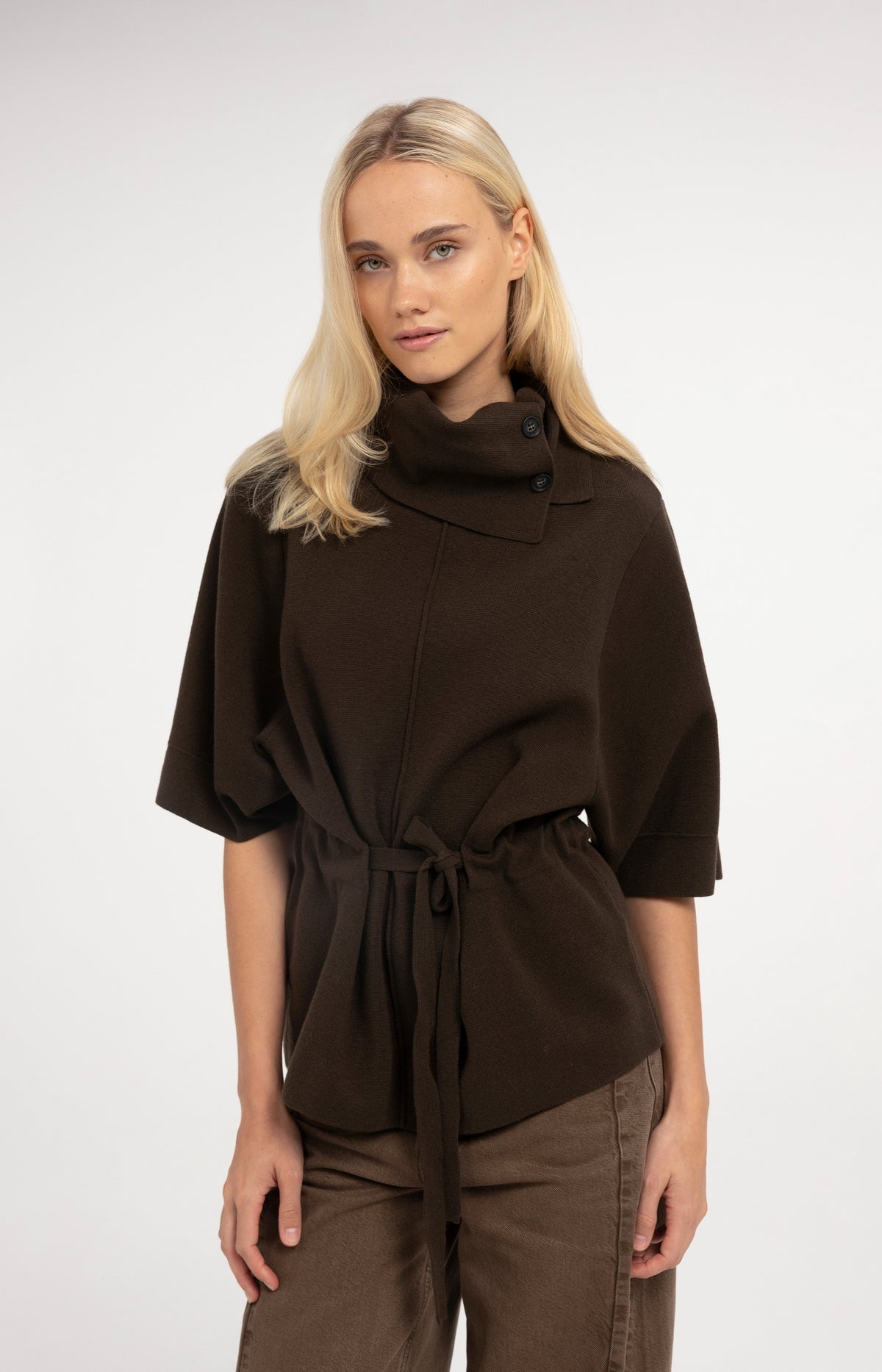 Pullover mit hohem Kragen und Bindegürtel - Delicioso Brown
