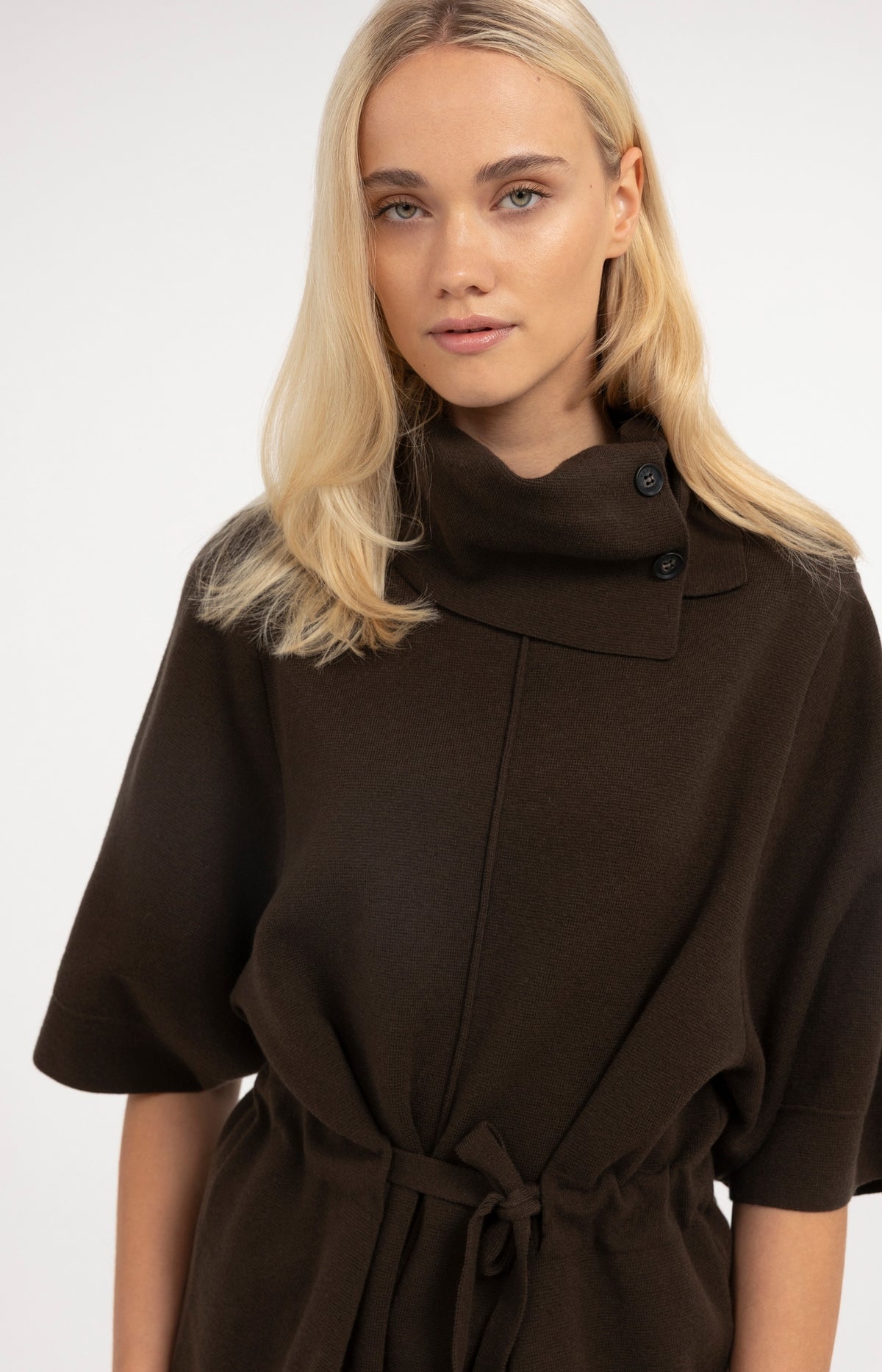 Pullover mit hohem Kragen und Bindegürtel - Delicioso Brown
