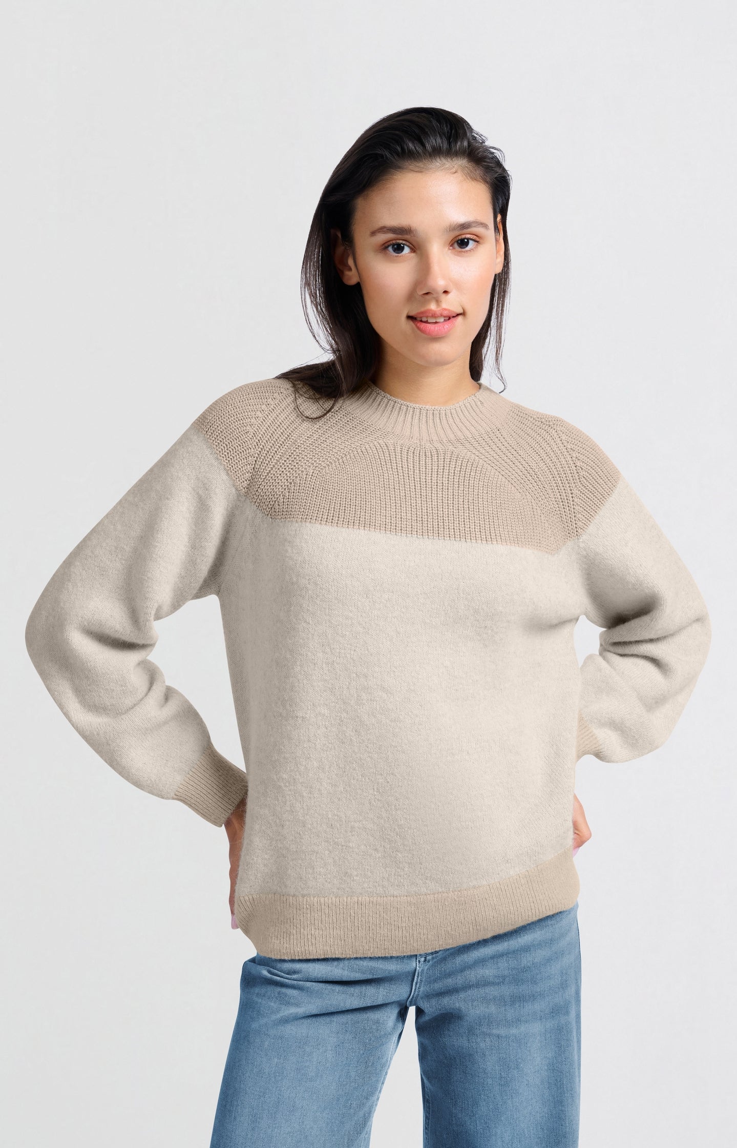 Sweater with mixed textures and round neck