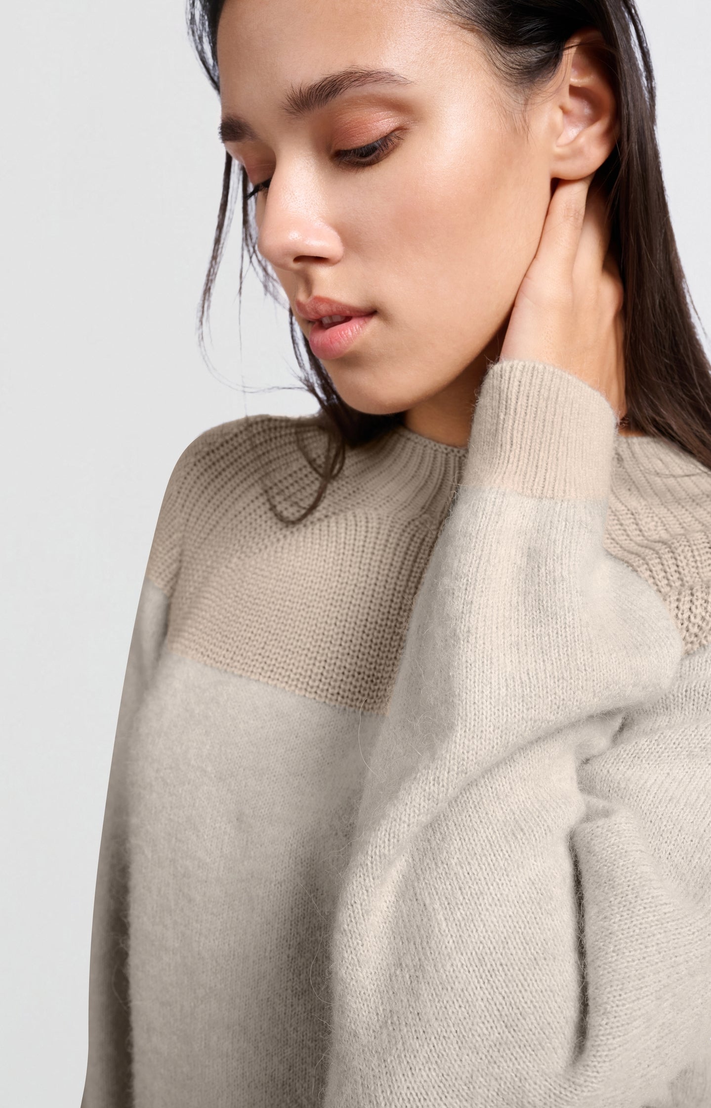 Sweater with mixed textures and round neck