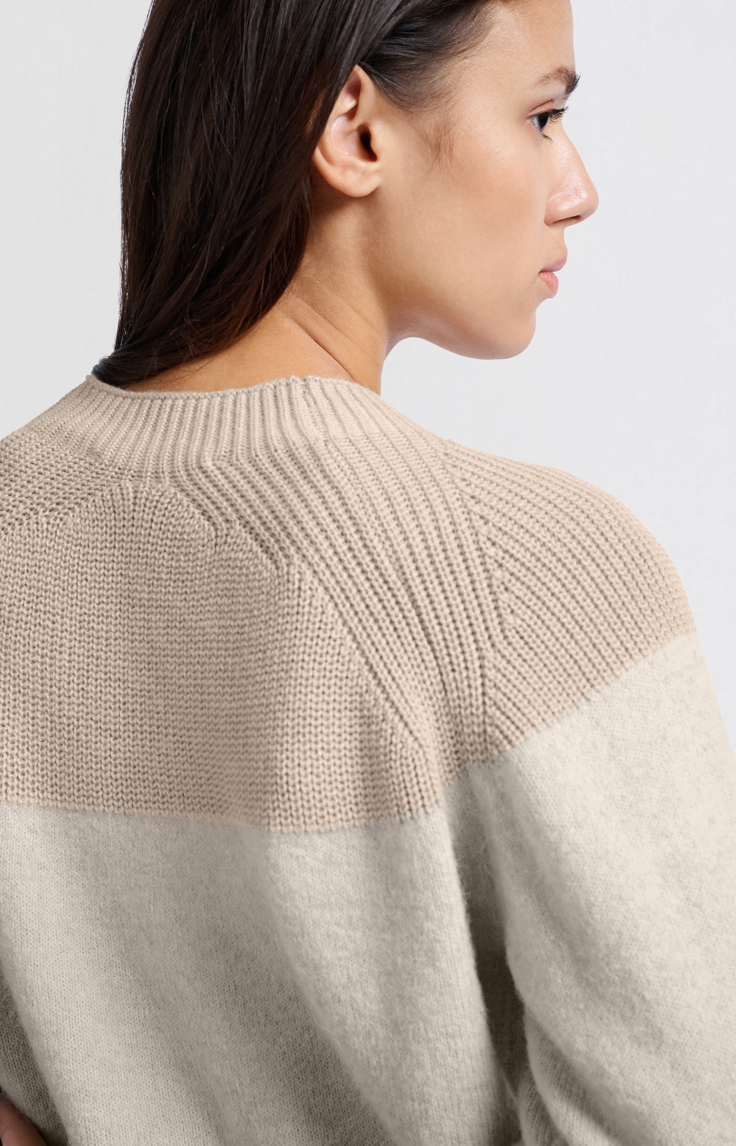 Sweater with mixed textures and round neck