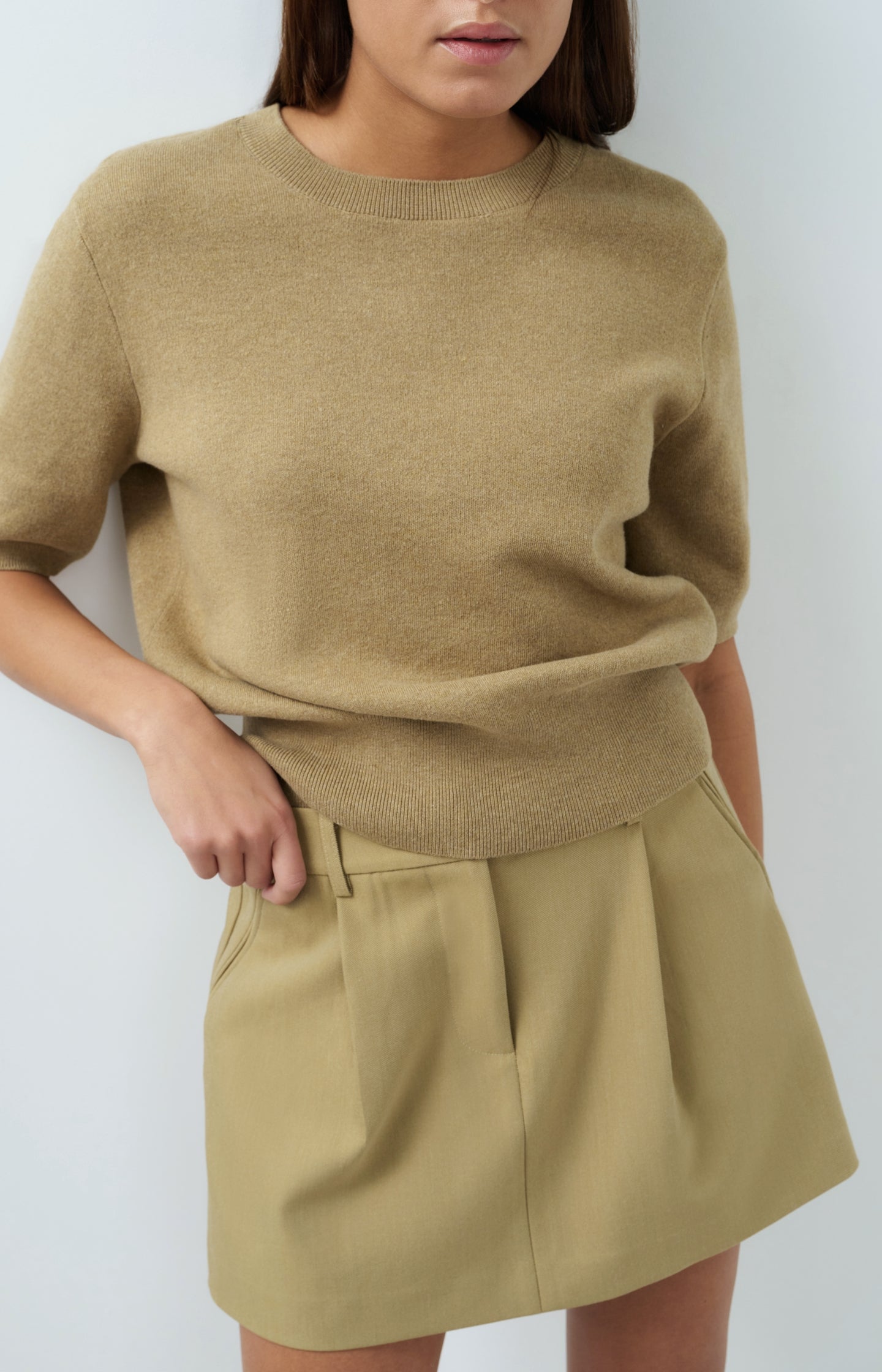 Sweater with open back and short sleeves