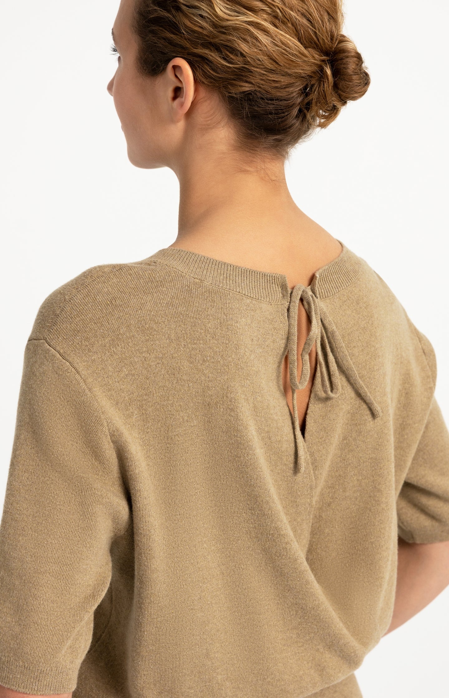 Sweater with open back and short sleeves