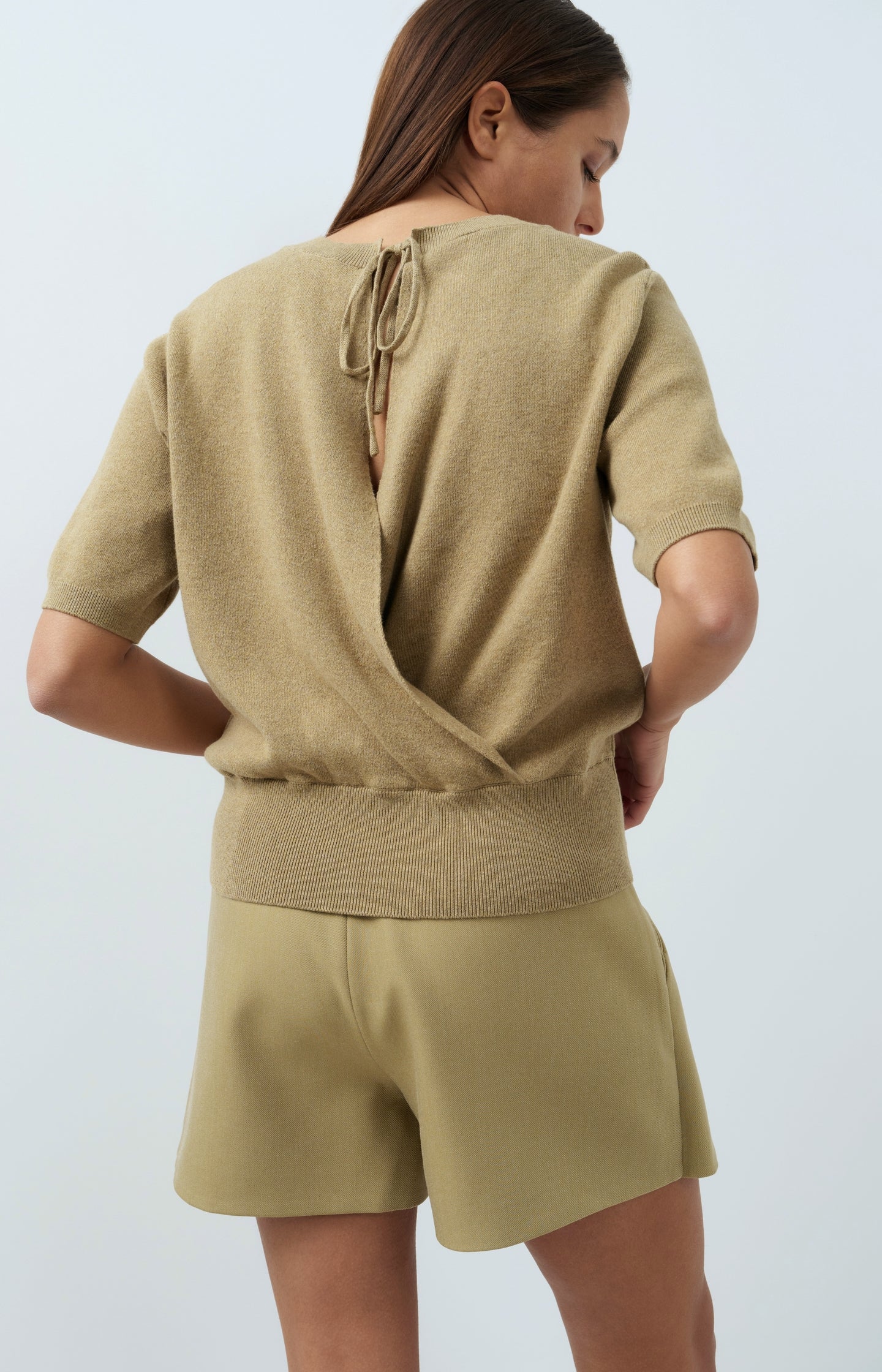 Sweater with open back and short sleeves