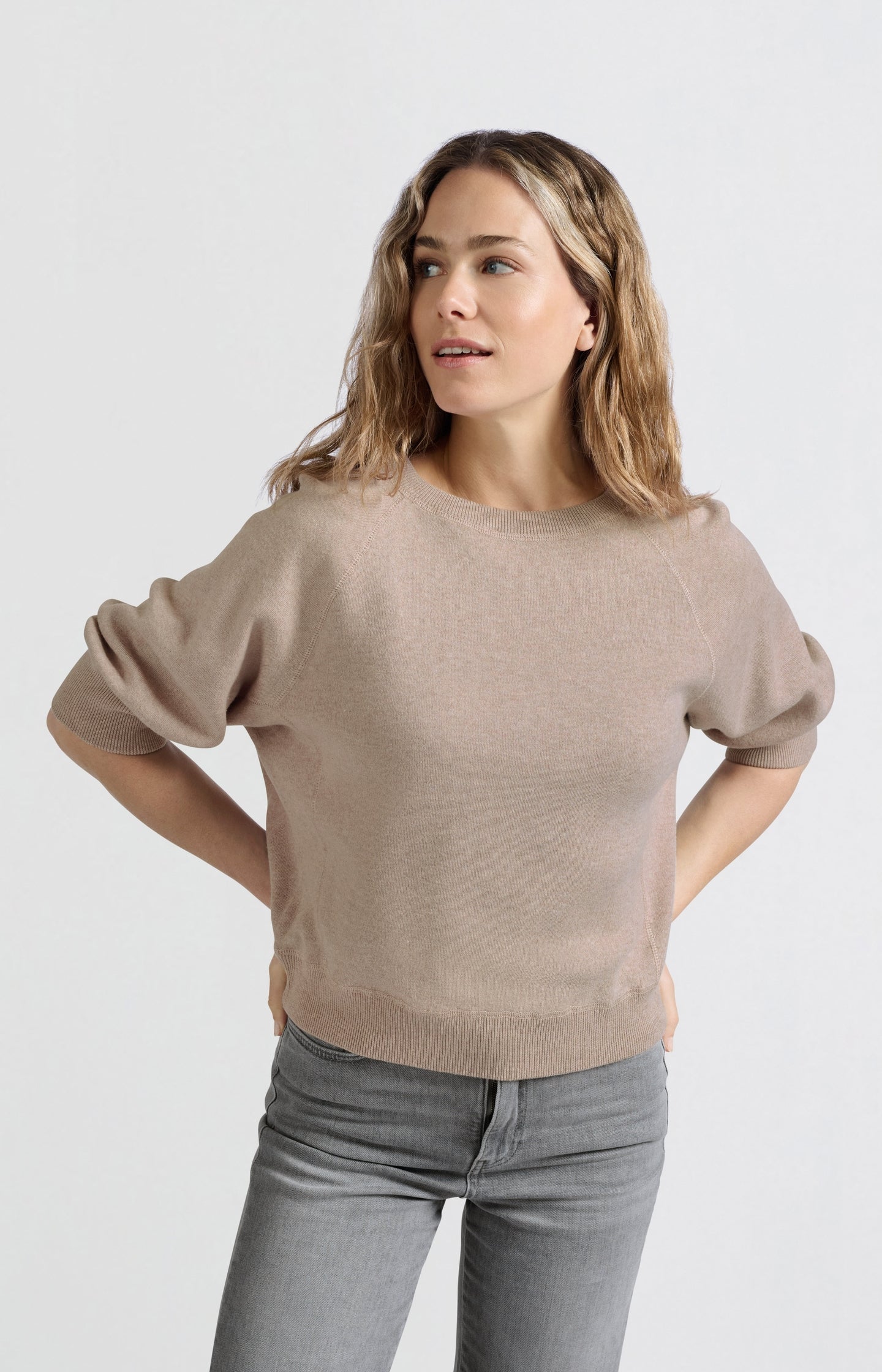 Sweater with raglan sleeves and round neck