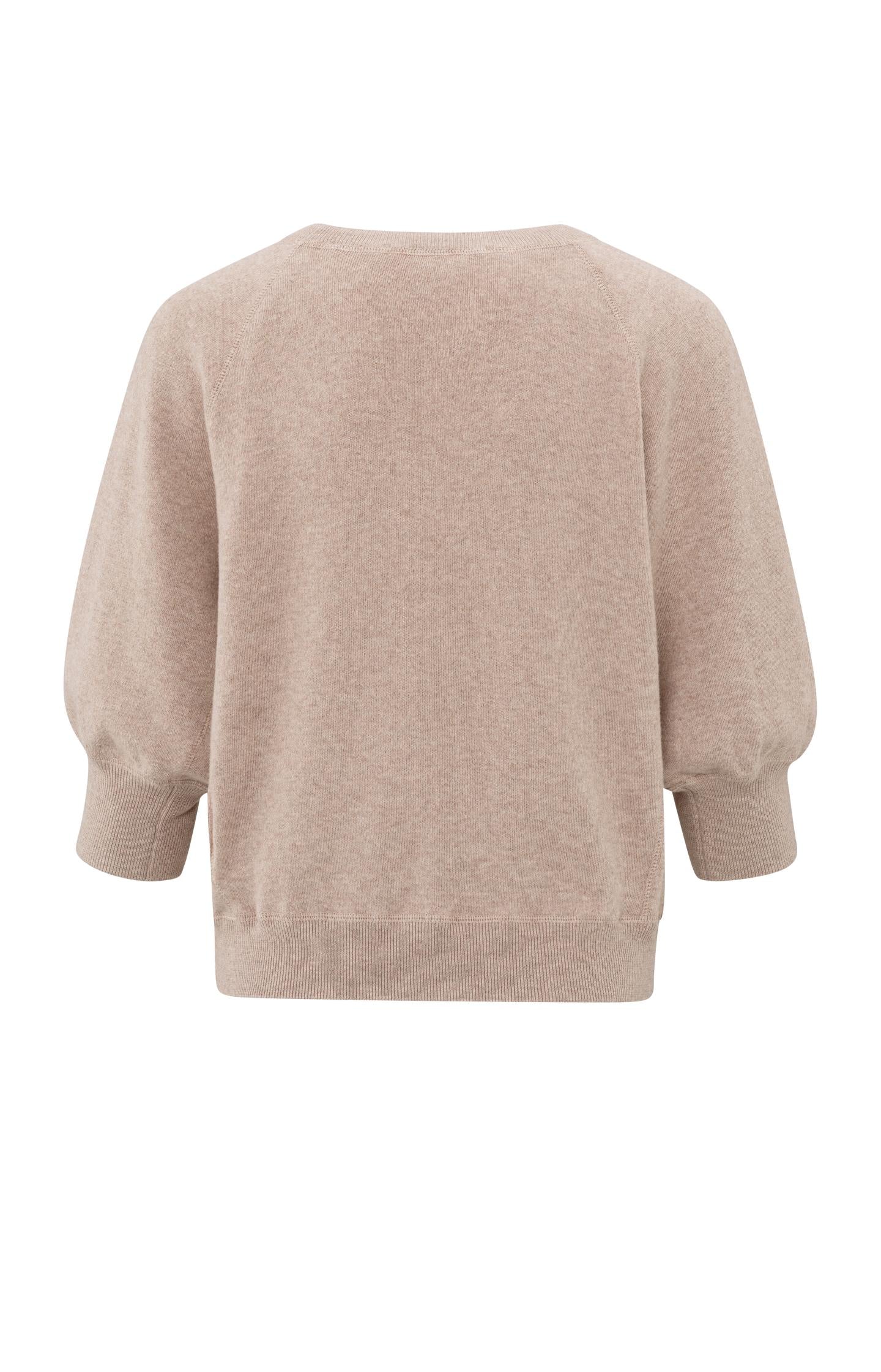 Sweater with raglan sleeves and round neck