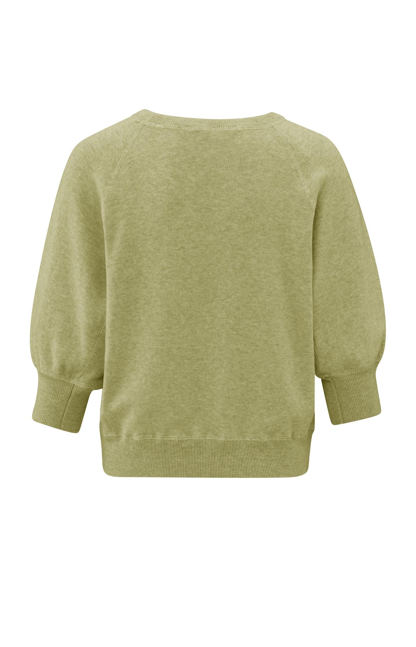 Sweater with raglan sleeves and round neck