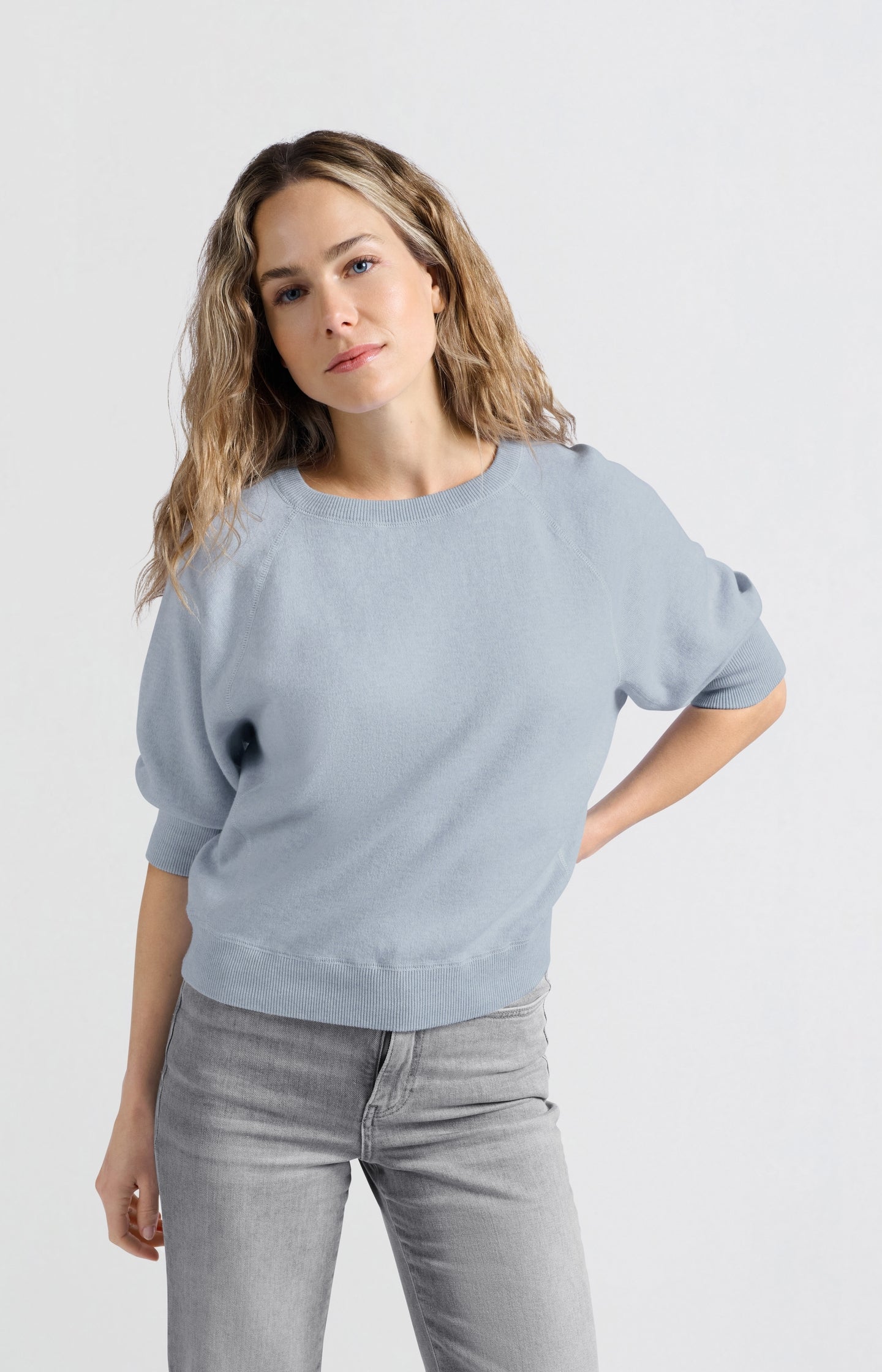 Sweater with raglan sleeves and round neck - Type: lookbook